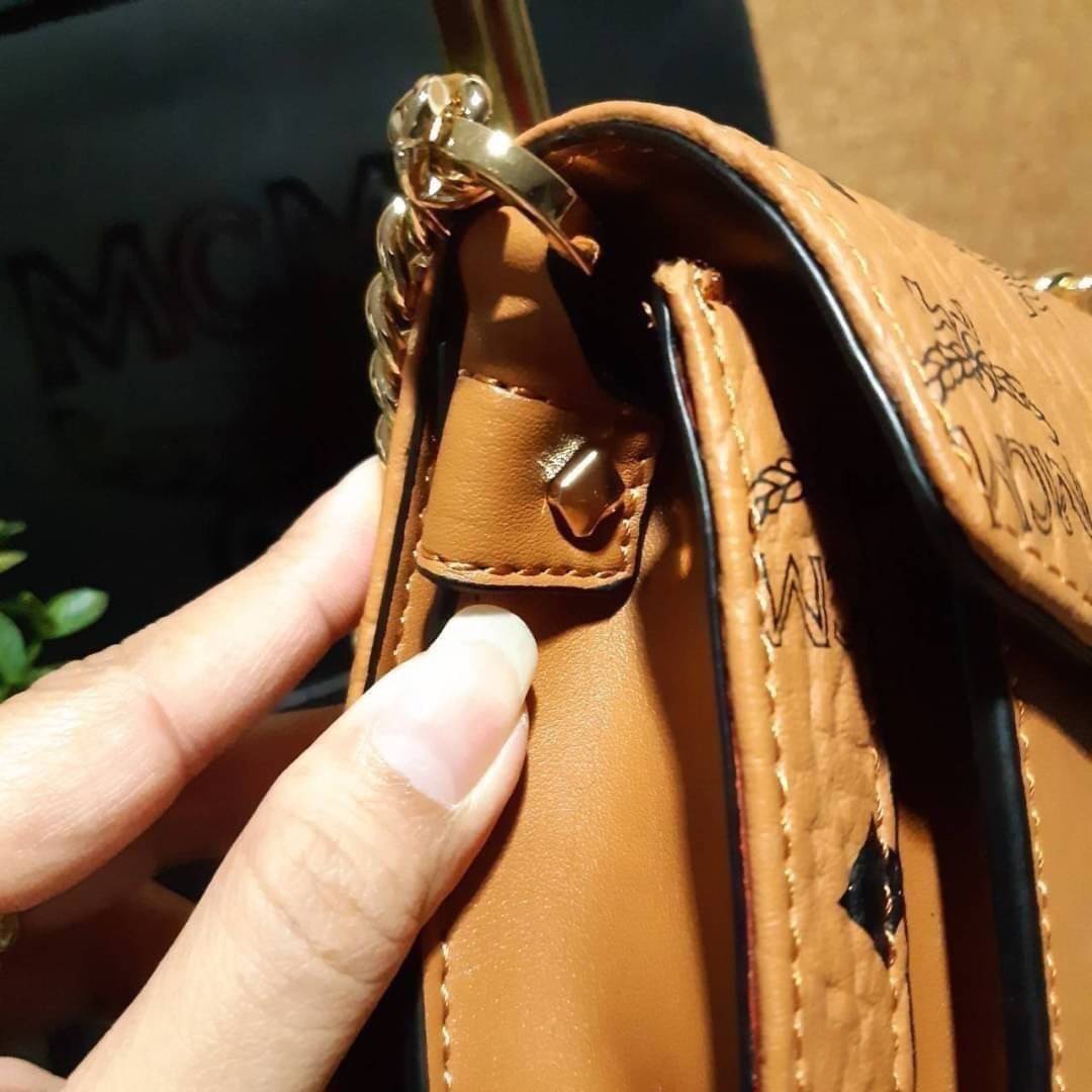 M.C.M MINI PATRICIA CROSSBODY IN VISETOS กระเป๋าสะพายไซส์มินิ เล็กๆแต่ดีเทลยิ่งใหญ่!! เป็นอีกหนึ่งรุ่นที่หรูเกินตัว ด้วยดีไซน์และขนาดพอเหมาะ สาวๆต้องปลื้มแน่นอนใบนี้ วัสดุหนังแคนวาสคุณภาพดีสลับหนังแท้ เปิด-ปิดด้วยตัวกดล็อคอะไหล่ทองสุดหรู ภายในเป็นหนังกลับ