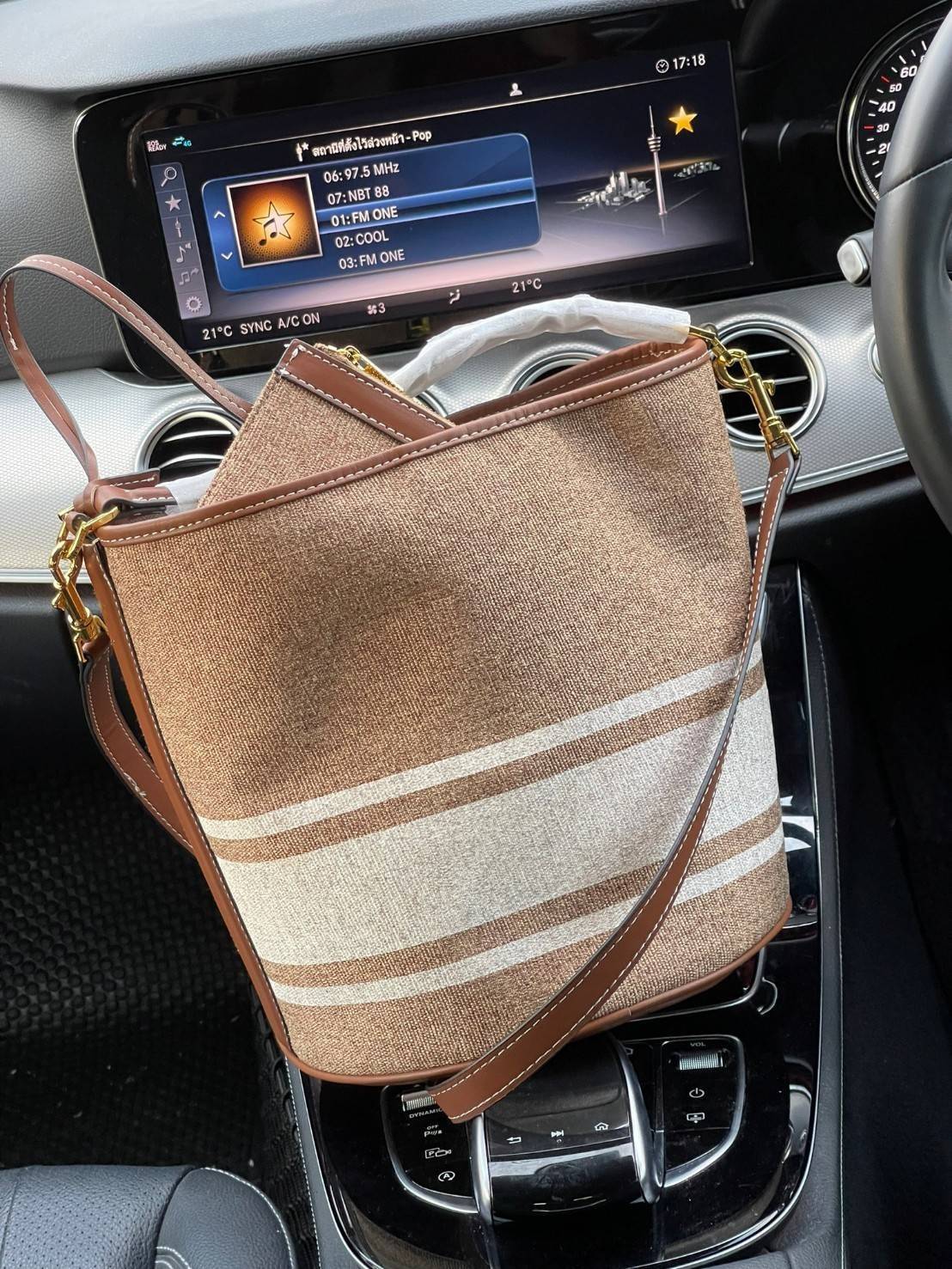 Celine Bucket Bag In Textile with Celine Logo สาว ๆ คนไหนกำลังมองหากระเป๋าสะพายที่สามารถจุของได้แบบกำลังพอดี เราขอแนะนำเป็นใบนี้เลยค่ะ เพราะมีขนาดที่ไม่เล็กและไม่ใหญ่จนเกินไป ให้ความคล่องตัวสูง มีฐานกว้างสามารถใช้สะพายไหล่เมื่อต้องการออกงานทางการหรือจะสะพ