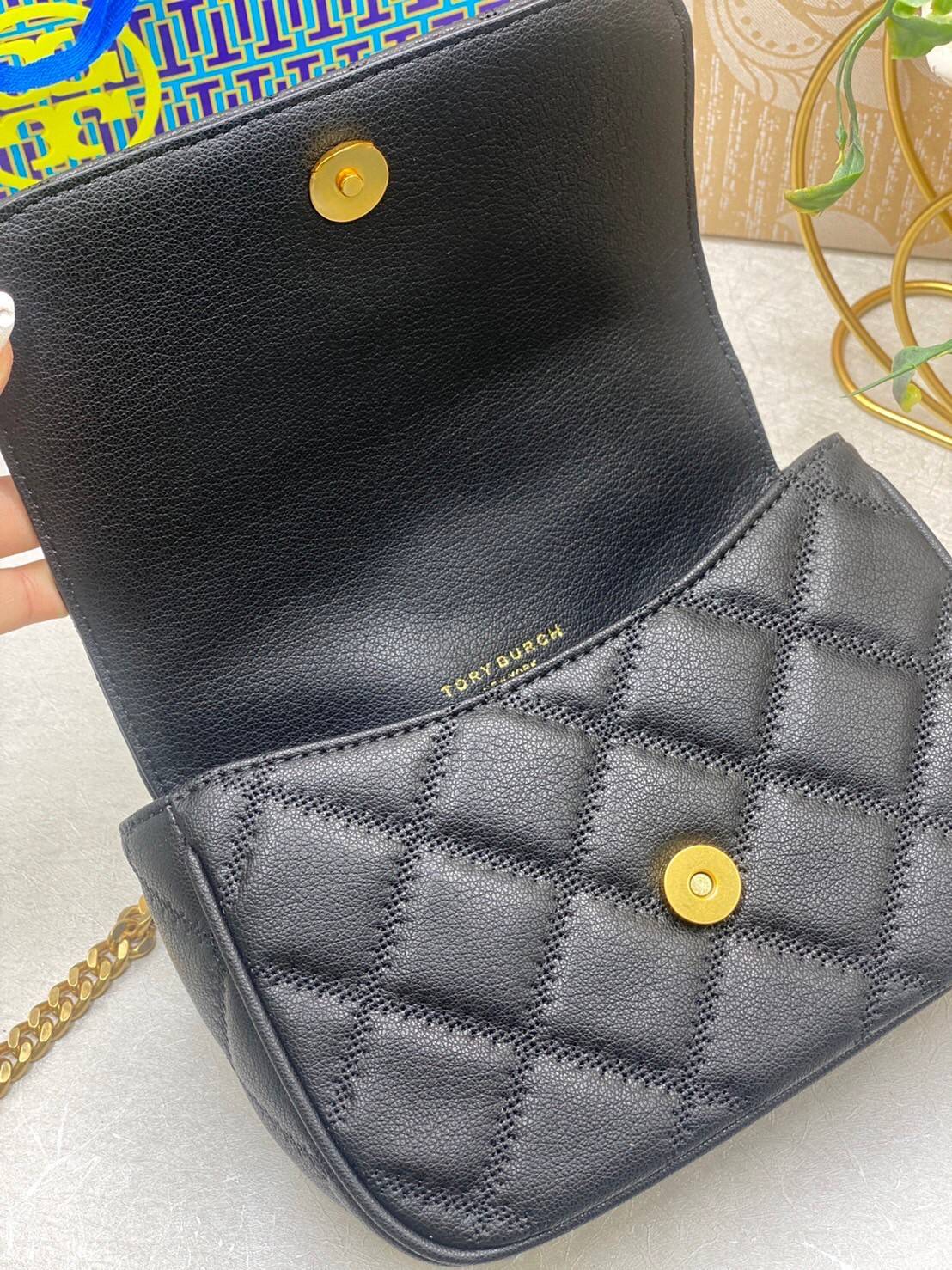 Tory Burch Willa Mini Top Handle Bag พร้อมส่งที่ไทย ใบจริงคือสวยสุดดไปเลยค่าา! กระเป๋าสะพายข้างหรือหิ้วก็เก๋ไปอีกเลยค่ะ! หนังอย่างดี ลายนวมนิ่มมือดีมากค่ะ ด้านหน้ามีอะไหล่โลโก้แบรนด์