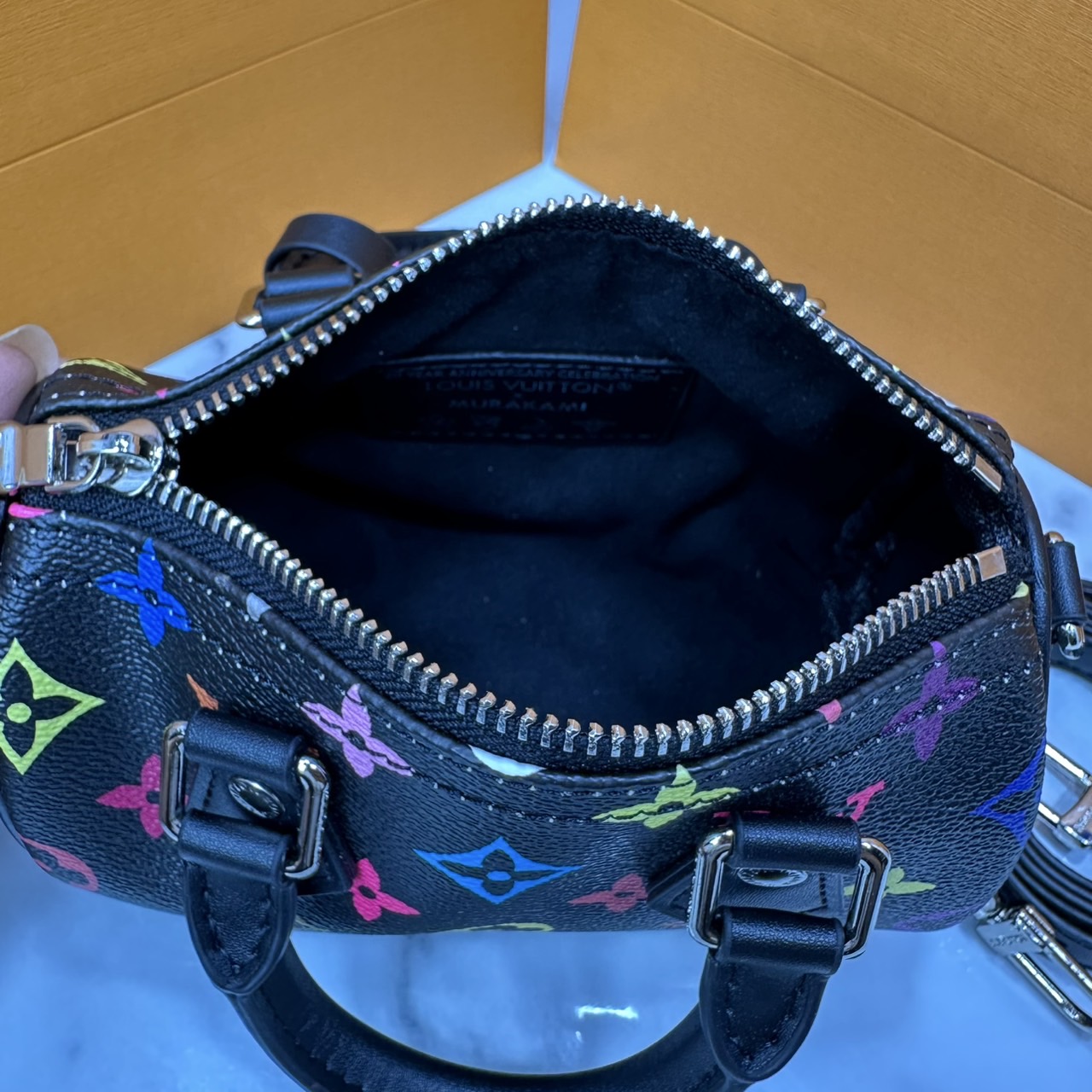 ORI | LV x TM Nano Speedy Bag Murakami กระเป๋าสะพายสปีดี้นาโนไซส์เล็ก เผยความมีชีวิตชีวาปรับดีไซน์โทนสีสดใส สวยเรียบหรู ผู้ดี แต่งแต้มดีเทลจากคอลเลคชั่น LV x Murakami คอมพลีตลุคด้วยที่ห้อยกุญแจรูปโบว์สุดเอ็กซ์คลูซีฟ