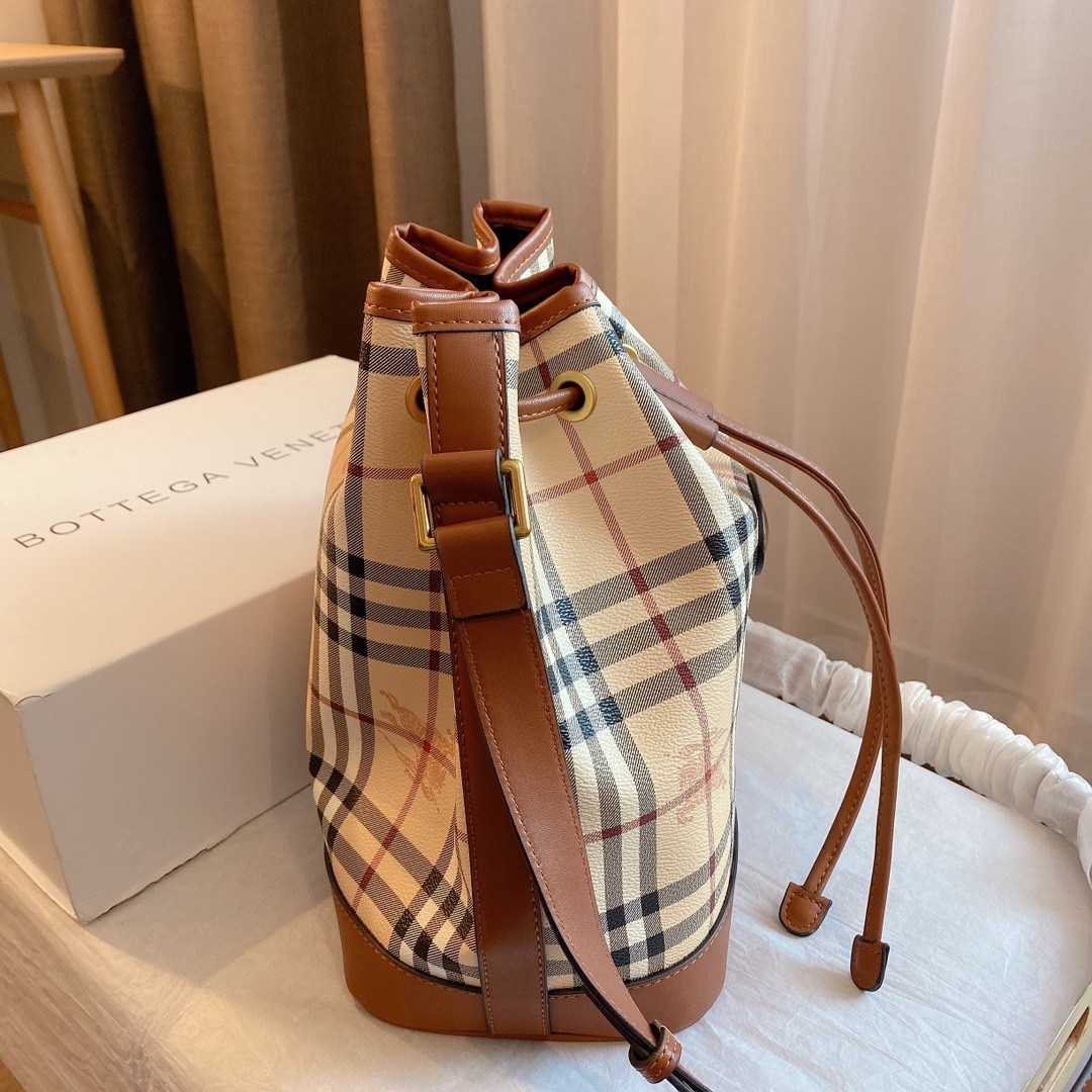 BURBERRY VINTAGE LEATHER BAG งานพรีเมียมกิ้ฟท์เคาเตอร์ น้ำหอมจากแบรนด์ วัสดุหนัง PVC