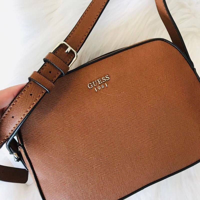 GUESS ZIP TOP KAMRYN CROSSBODY BAG กระเป๋าสะพายรุ่นยอดนิยม วัสดุ PU คุณภาพดี น้ำหนักเบา ด้านหน้าประดับด้วยโลโก้แบรนด์สุดหรู เปิดปิดกระเป๋าด้วยซิปสะดวกใช้ ด้านในโล่งกว้างมีช่องซิปและช่องใส่บัตร สามารถใส่มือถือได้ทุกรุ่น กระเป๋าสตางค์ใบสั้นได้ ซับในลายแบรนด