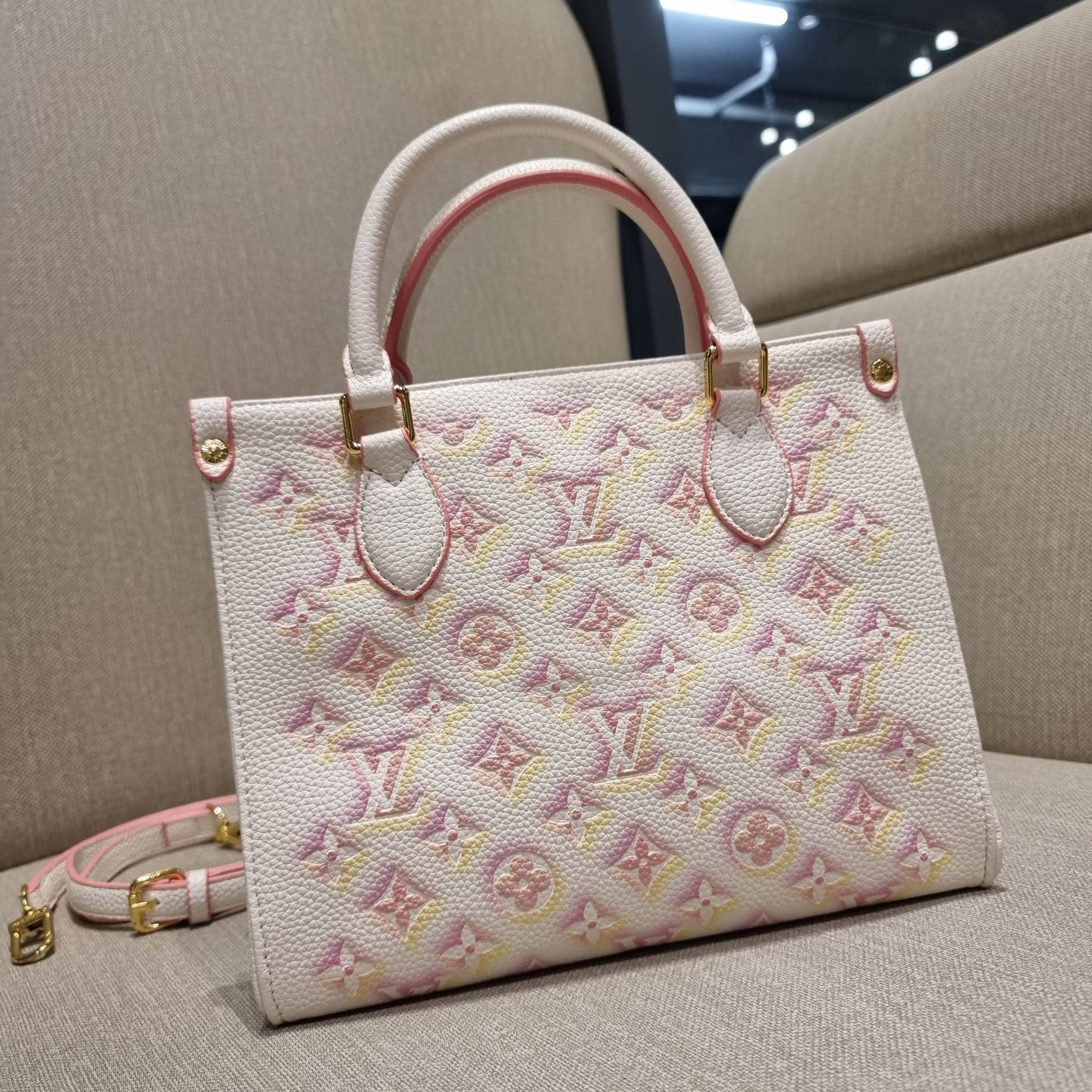 LV crossbody tote bag / LV Shopping Bag ดีไซน์ใหม่ น่ารัก ละมุน น่าใช้มาก กระเป๋าทรงโท้ทที่ใครเห็นต้องเป็นคลั่งรัก ดีไซน์คลาสสิค ผู้ดี หรูหรา โทนสีใช้งานง่าย ทุกสไตล์ วัสดุหนัง pepble มาพร้อมหูจับในตัว คล้องแขนก็ดูแพง หรือจะเกี่ยวสายครอสสะพายก็อัพลุคได้เล