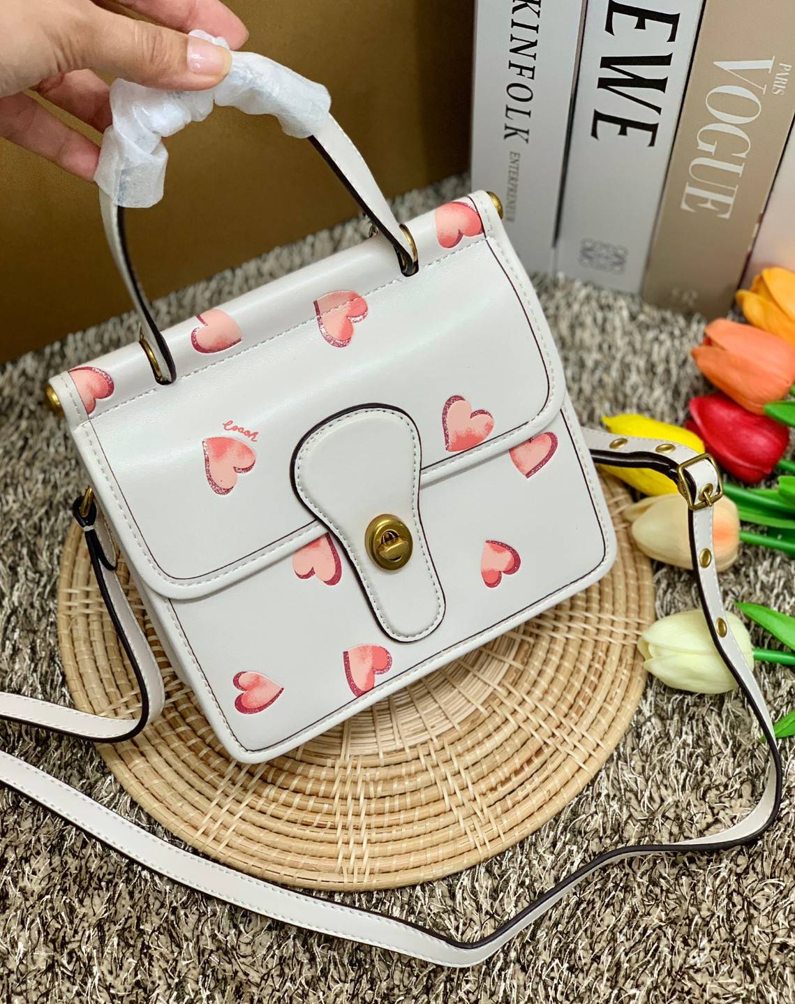 COACH LIMITED EDITION WILLIS TOP HANDLE 18 WITH HEART PRINT ((c3919)) พร้อมส่งที่ไทย ได้ไปหลงรักแน่นอนค่ะ! กระเป๋าหิ้วหรือสะพายข้าง หนังแท้นิ่มสวยงาม ❤️จุดเด่นคือตัวกระเป๋าปริ้นลายหัวใจทั้งใบ ดูหวานน่ารักมากๆค่ะ เปิดปิดกระเป๋าแบบหมุนล็อค ภายในมีช่อ