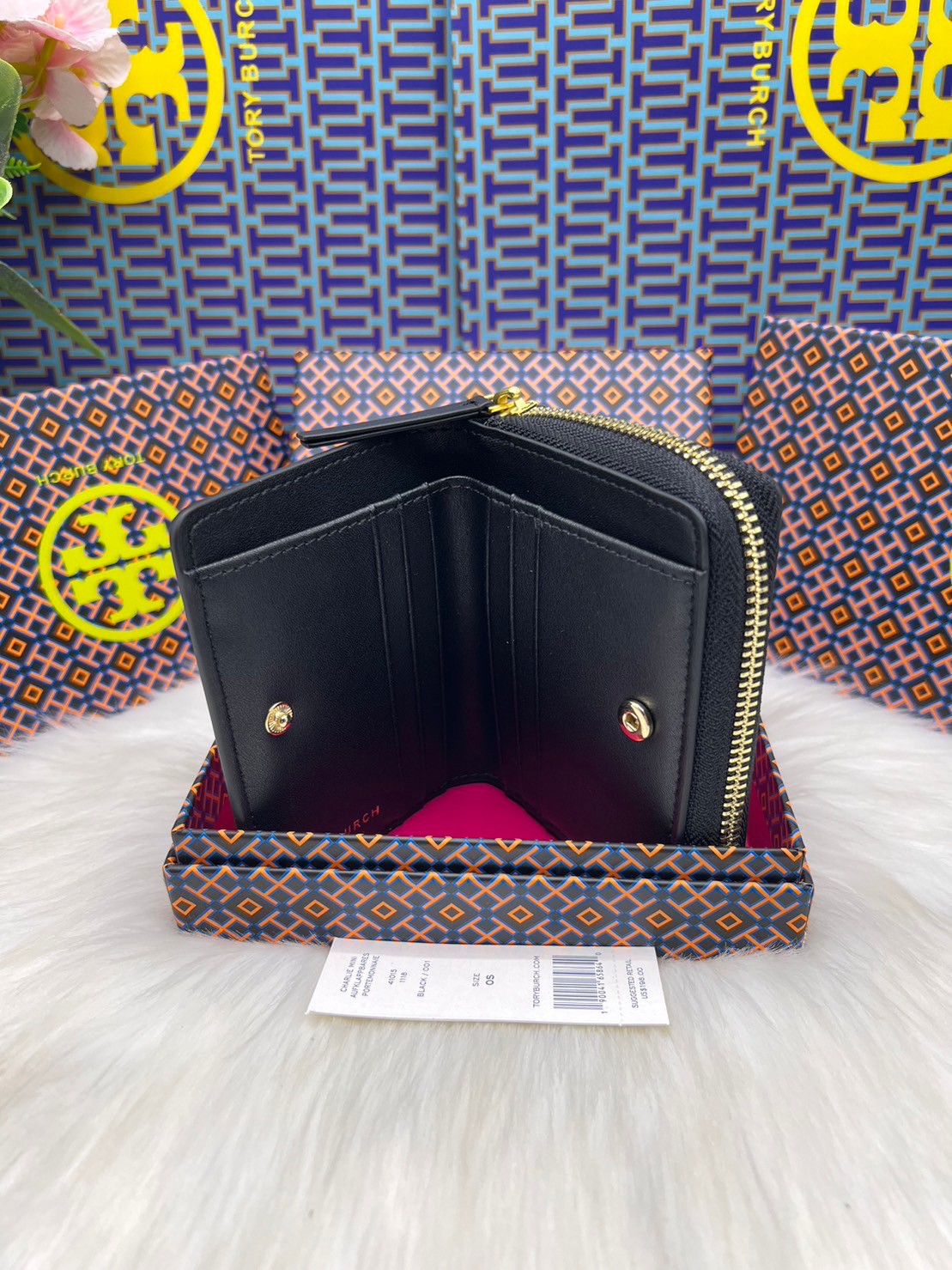 Tory Burch Charlie Mini Bi-fold Leather Wallet / Tory Wallet พร้อมส่ง กระเป๋าสตางค์ใบสั้น รุ่นใหม่ขายดี หรูหราทุกสี ดีไซน์คลาสสิค ขนาดกำลังพอเหมาะ โดดเด่นด้วยโลโก้