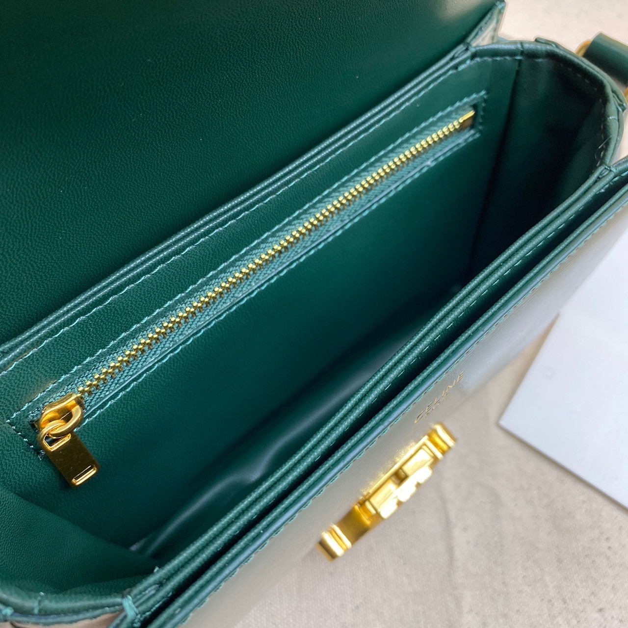 MEDIUM 22cm : CELINE CLASSIQUE TRIOMPHE BAG IN SHINY CALFSKIN / Celine Triomphe Bag / Celine Bag พร้อมส่ง 10 สี เกรดออริ 1:1 กระเป๋าแบรนด์หรูที่ควรมีแห่งปี