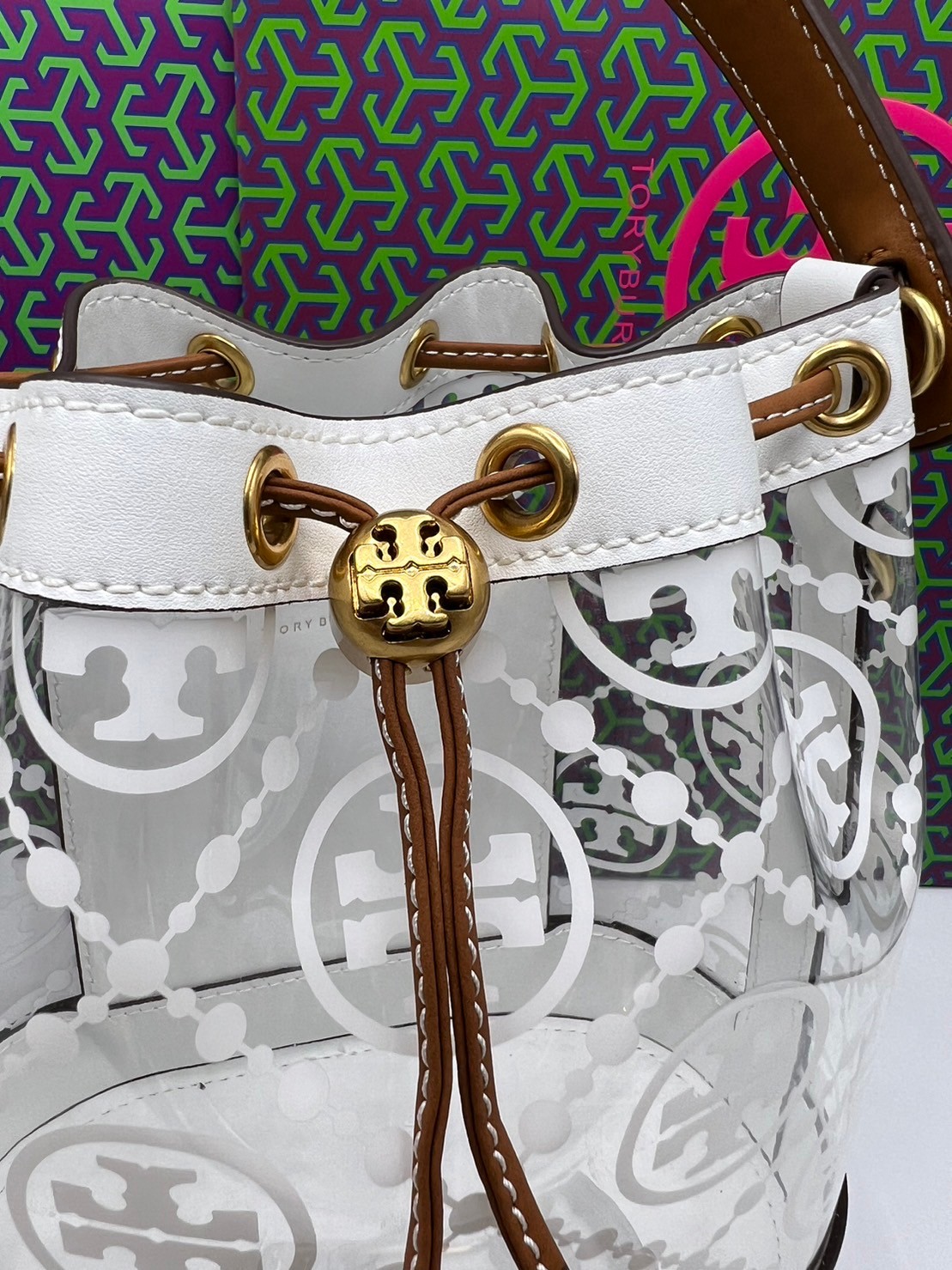 Tory Burch T Monogram Clear Bucket Bag / Tory Clear Bucket Bag ใหม่ล่าสุด กับกระเป๋าบัคเก็ต สีขาวสวยสะอาดตา ดีไซน์โปร่งละมุนมากๆ ดดเด่นด้วยลวดลายเอกลักษณ์ คมชัด ใช้งานง่ายด้วยการรูดหนังเปิด-ปิดที่ปากกระเป๋า ภายในเป็นช่องโล่ง งานจริงสวยน่าใช้มากค่ะ