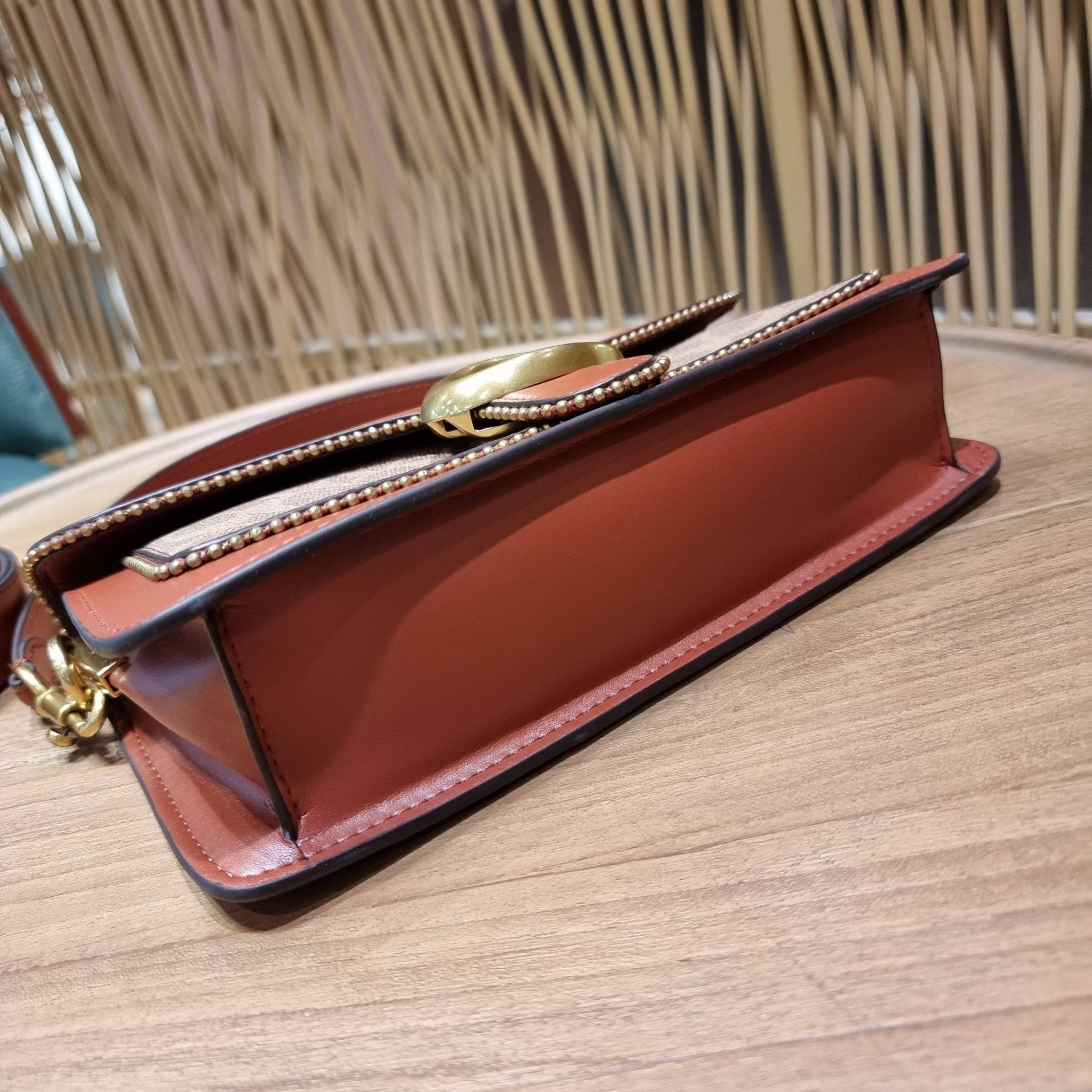 COACH TABBY SHOULDER BAG 26 IN SIGNATURE CANVAS WITH BEADCHAIN (6793,91215) กระเป๋าสะพายไหล่ ดีไซน์วินเทจย้อนยุค สวยคมชัด คลาสสิคใช้ได้ทุกลุค วัสดุหนังแท้สลับหนังแคนวาสเคลือบลาย เปิด-ปิดด้วยแม่เหล็กในตัว รับรองแน่นหนา ด้านหลังมีช่องแยก ภายในเป็นช่องโล่ง ข