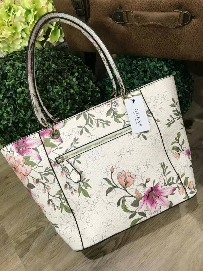GUESS PRINTED KAMRYN FLOWERS SHOPPER BAG (SIZE L) กระเป๋าสะพายจาก GUESS FACTORY หนังสวยอยู่ทรงปริ้นลายดอกไม้คอลเลคชั่นล่าสุดใบใหญ่กำลังดี ใส่สัมภาระได้จุใจ น้ำหนักเบา ด้านหน้าประดับโลโก้แบรนด์อะไหล่เงินพร้อมพวงกุญแจแบรนด์ห้อยที่หูหิ้วถอดเเยกใช้ได้ หูหิ้วพ