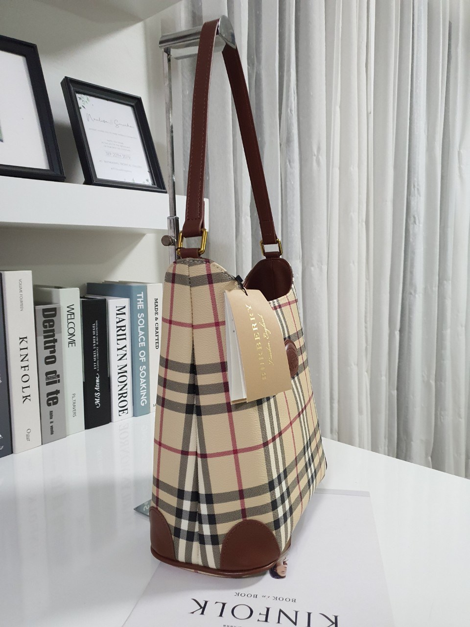 พรีเมี่ยมกิ๊ฟแท้ 100% 】BURBERRY VINTAGE BAG VIP GIFT WITH PURCHASE (GWP) กระเป๋าสะพายไหล่ พรีเมี่ยมกิ๊ฟ Limited Edition จากBURBERRY วัสดุหนังPVC สวยหนังนิ่ม ตัดด้วยสายหนังสีน้ำตาลเข้ม *สวยตาแตกกกก
