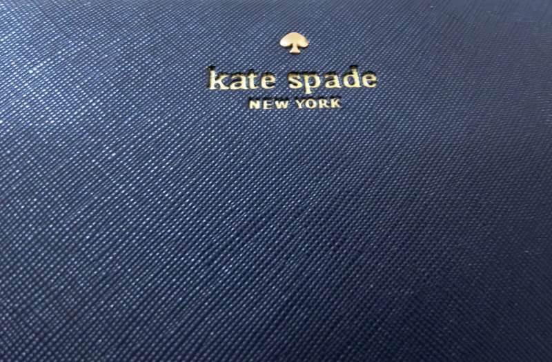 KATE SPADE CEDAR STREET MANDY แบรนด์ดังจากอเมริกาสุดฮิต กระเป๋าขนาดน่ารัก สะพายข้าง หนัง saffiano ภายในลายสวยเก๋สีทองเรียบหรู ทรงแข็งอยู่ทรง MUST HAVE!!