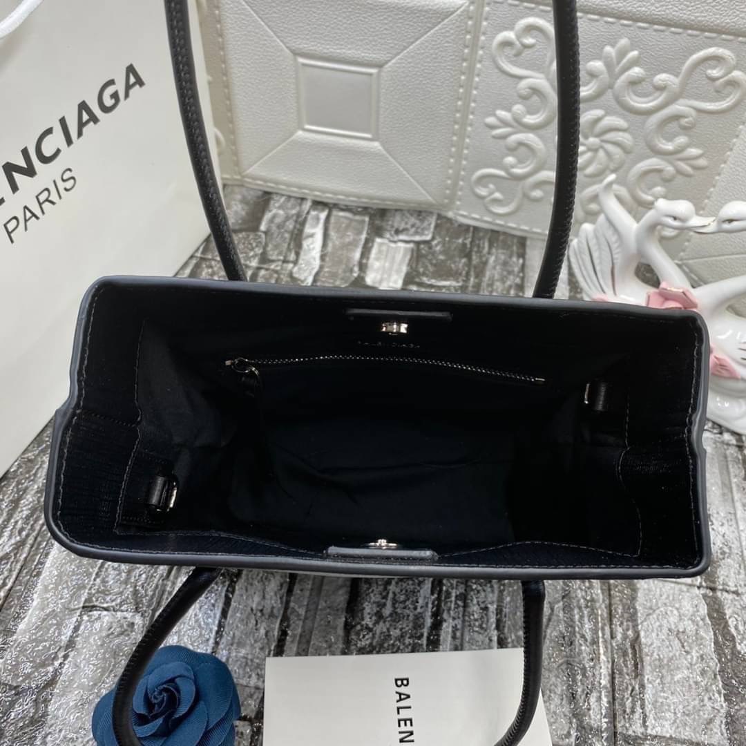 หนังแท้ BALENCIAGA XXS TOTE / Balenciaga shopping tote xxs พกกระเป๋าช้อปปิ้ง ไปทุกที่ในฤดูกาลนี้ ดีไซน์ที่ใช้ได้ทุกวันตั้งแต่หนังแบบมีเท็กซ์เจอร์ ภาพสินค้าถ่ายจากงานขายจริง ใช้งานต่างประเทศได้