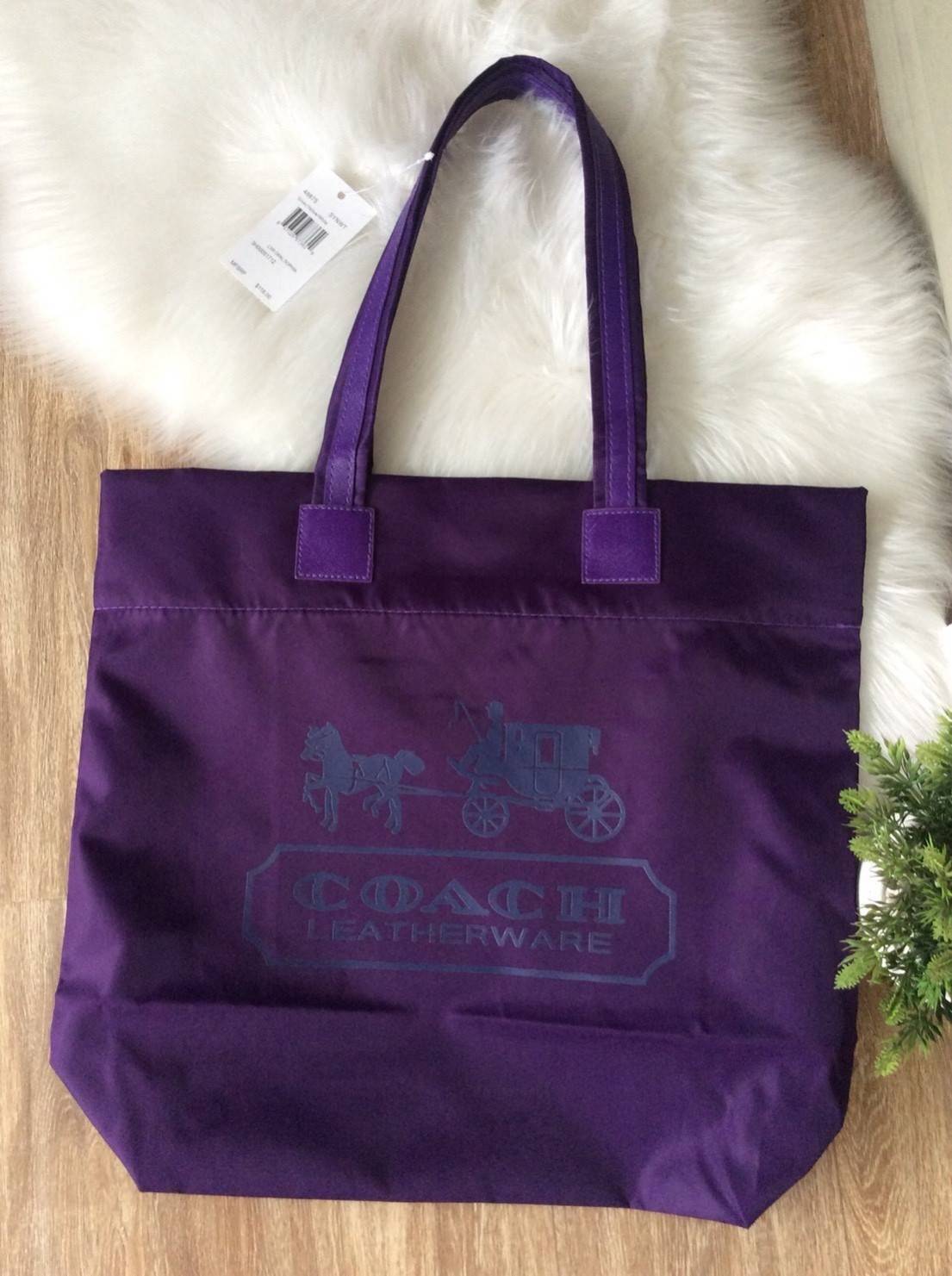 COACH nylon tote bag กระเป๋าสะพายทรง tote วัสดุ nylon หูหิ้วหนัง+ nylon ด้านหน้าปั๊ม logo brand เปิดปิดด้วยกระดุมแม่เหล็ก ภายในกว้าง ใส่ A4 ได้ และมีช่องซิปเล็กใส่ของจุกจิก ใบนี้จุได้เยอะ ทนทานทำความสะอาดง่ายค่ะ สวยทุกสีค่ะ