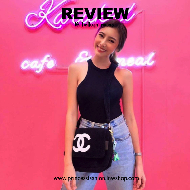 Chanel Beaute Crossbody Bag กระเป๋าสะพาย VIP GIFT ของแท้ จาก Chanel Cosmetic แท้💯 วัสดุขนวูลหนานุ่ม ตัดโลโก้แบรนด์หนังสีขาวสวยโดดเด่น น้ำหนักเบา เปิดปิดด้วยฝาปิดกระดุมแม่เหล็ก ใบใหญ่กำลังดี ใส่ iPad, กระเป๋าสตางค์ใบยาว, และของจุกจิกได้เยอะ มาพร้อม
