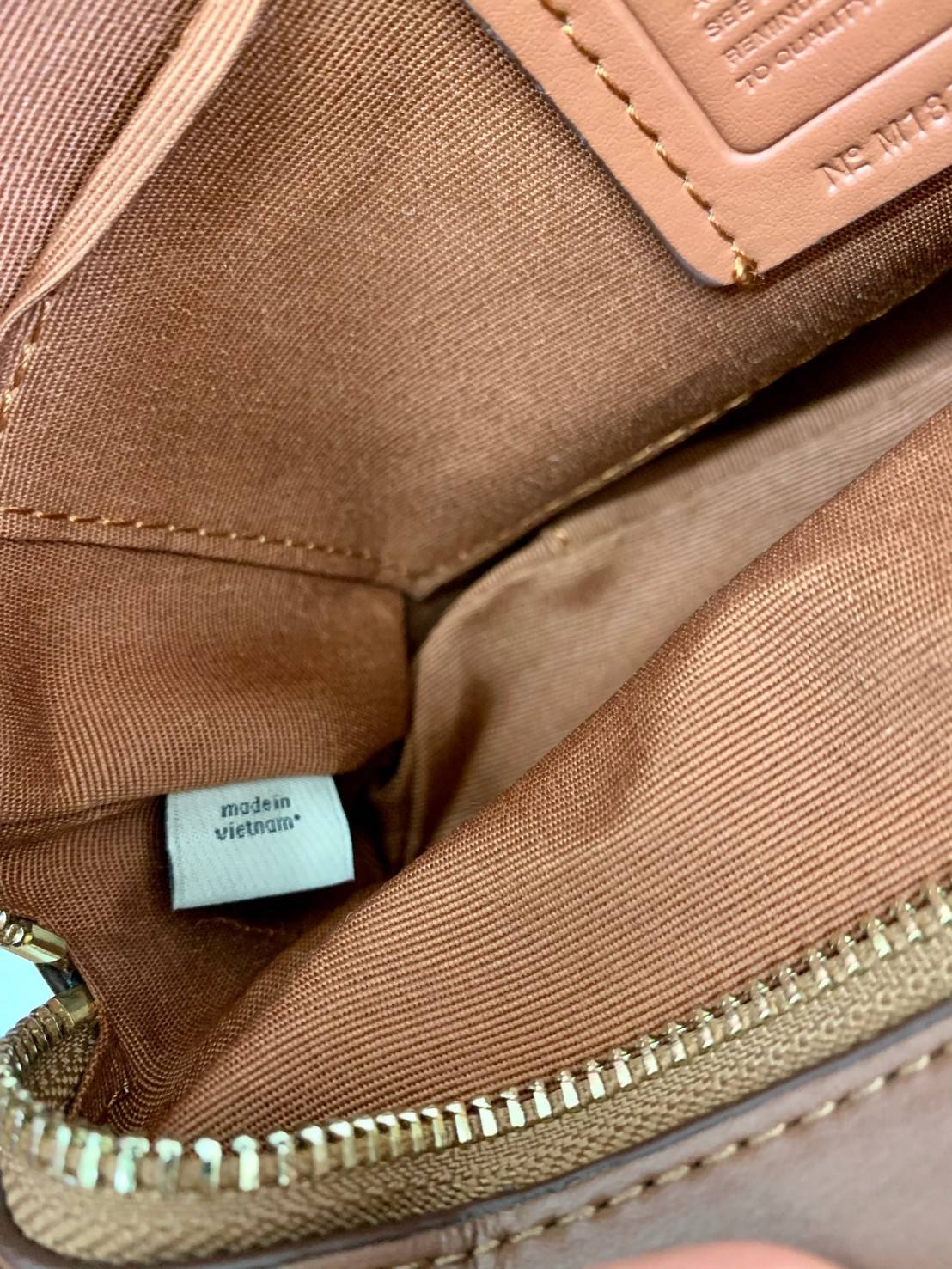 ใครรออยู่จัดเลยค่ะ มากี่รอบไม่พอจริงๆค่ะ😁 COACH JES CROSSBODY IN SIGNATURE BAG กระเป๋าสะพายข้าง//ครอสบอดี้ร์ วัสดุหนังแท้ หนังนิ่มทรงสวย 🔺อะไหล่ป้ายห้อยโลหะแบรนด์นะคะ กระเป๋าแบ่ง2ซิป แต่ละช่องกว้าง สามารถใส่กระเป๋าเงินใบยาวได้; ของจำเป็นได