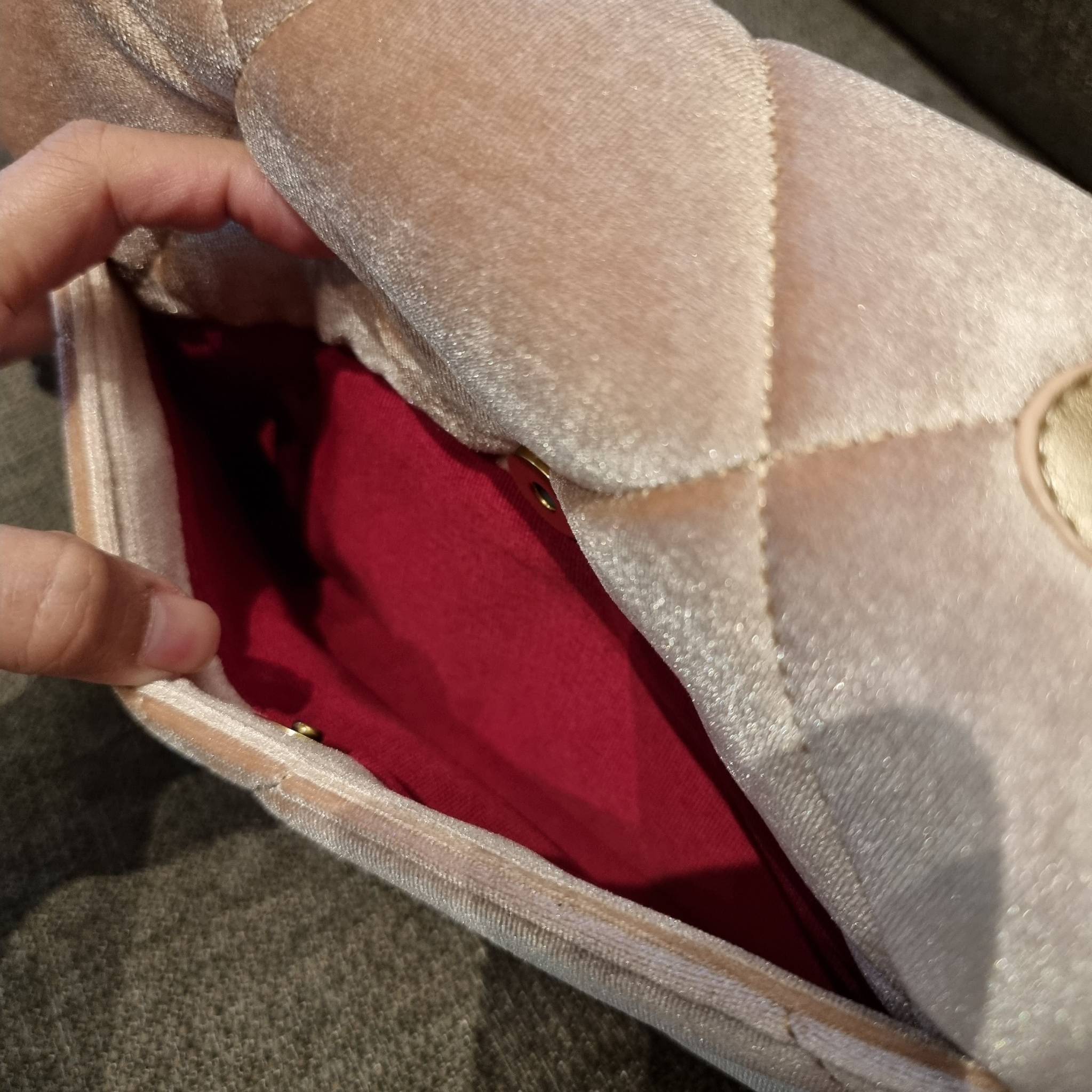 ไม่มองไม่เหลียวไม่ได้แล้ว!! ความหรูที่โดดเด่นจากผ้ากำมะหยี่ สร้างดีเทลผู้ดี ลูกคุณมากๆ Chanel vip boutique กระเป๋าสะพายจาก duty free ในราคาสุดประหยัด!! ดีไซน์เลิศ ตกแต่งด้วยโซ่ทูโทน ลงตัวแบบไม่มีที่ติ เปิด-ปิดด้วยตัวบิดล็อค ภายในโล่งกว้าง ใส่กระเป๋าสตางค์