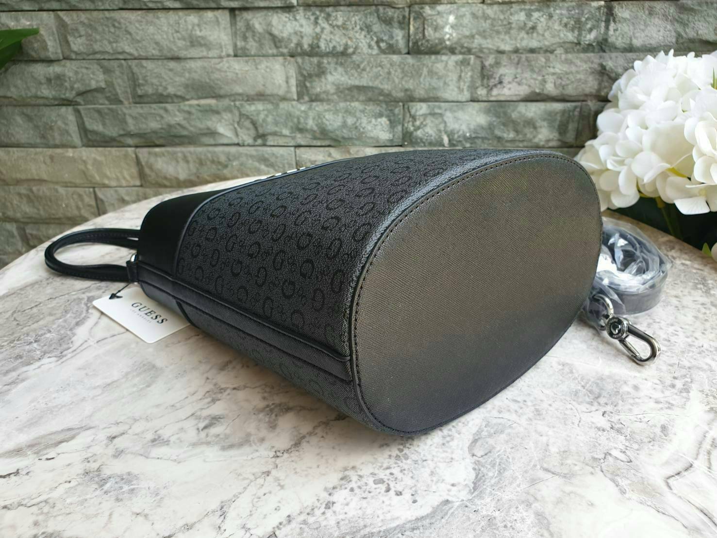 3สี Guess Bucket Bag กระเป๋ารุ่นใหม่ล่าสุด อวดไอเทมแสนเก๋กับกระเป๋าทรงถังสุดน่ารัก พิมพ์ลายรอบใบ วัสดุ Saffiano PU คุณภาพดี นิ่ม น้ำหนักเบา ด้านหน้าประดับด้วยโลโก้แบรนด์สวยโดดเด่น เปิดปิดด้วยเชือกหนังใช้หูรูดปลายเชือกประดับอะไหล่เงินสะดวกใช้ ด้านในโล่งกว้