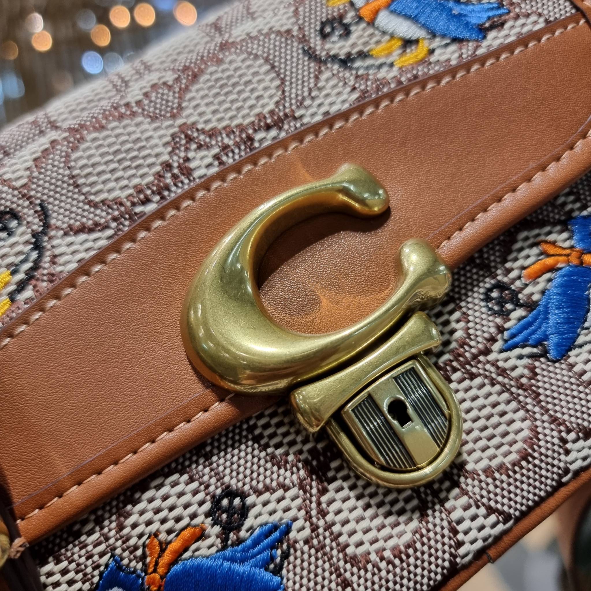 COACH C7764 STUDIO CAMERA BAG 19 IN SIGNATURE TEXTILE JACQUARD WITH CREATURES น้องเล็กใหม่สุดอีกหนึ่ง!! ขนาดเล็กกะทัดรัด มาแบบเลิศๆหรูๆมากแม่ พร้อมเทกเจอร์สุดคิ้วท์!! กระเป๋าสะพายข้างลุคไฮน์ ที่ดีไซน์ออกมาได้ปัง และดูแพงมากๆ ด้วยดีเทลคลาสสิคผสานความเป็นเอ