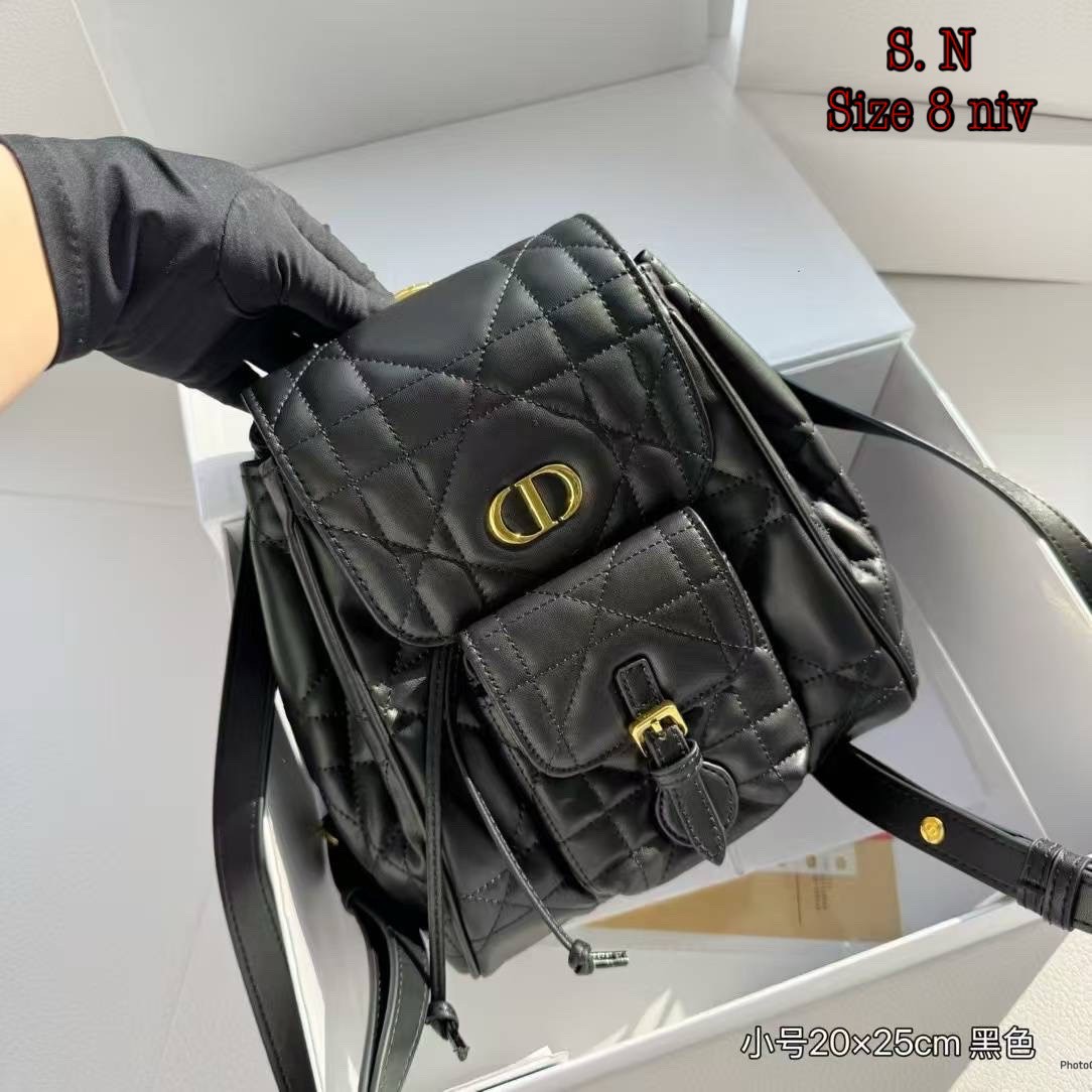 DIOR Small Caro Backpack กระเป๋าเป้ไซส์เล็กน่ารัก ดีไซน์ใหม่ หนังสวยเกินเรื่องมากๆ สัมผัสนิ่ม หรูหรา หูจับในตัวดีไซน์โค้งมนอะไหล่ทองสวยโดดเด่นไม่เหมือนใคร ที่สุดของความลัคชูต้องยกให้แบรนด์นี้