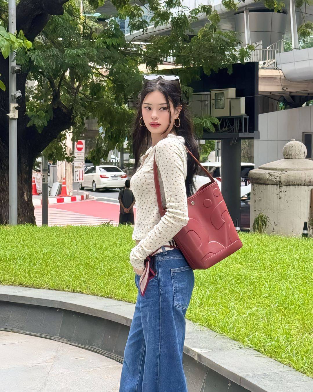 Rally The Bag Whisper กระเป๋าทรงบัคเก็ตงานหนังรุ่นใหม่ ฮอทติดลมบน มาแรงสะพายกันทั่วบ้านทั่วเมือง สายแบกสายขนห้ามพลาดจุของได้เยอะ รุ่นหนังผิวสัมผัสนิ่มมือ ทนทานและจุสิ่งของได้ครบครัน โดดเด่นด้วยโลโก้ตัวนูน