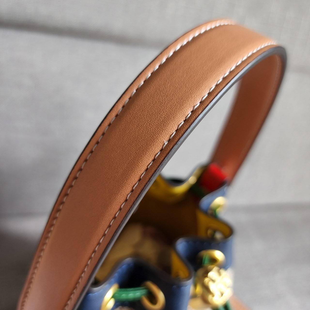 TORY BURCH T MONOGRAM COLORBlOCK JACQUARD MINI BUCKET BAG คอลเลคชั่นใหม่ล่าสุด ครอบครองก่อนใคร รุ่นบัคเก็ตทรงจีบ วัสดุ jacquard สลับหนังแท้ ตัดขอบข้างสีแดงทำให้ดูโดดเด่น หูจับหนังแท้ เปิด ปิด แบบหูรูด ภายในช่องโล่งกว้าง มาพร้อมสายสะพายข้างหนังแท้ ปรับระดั