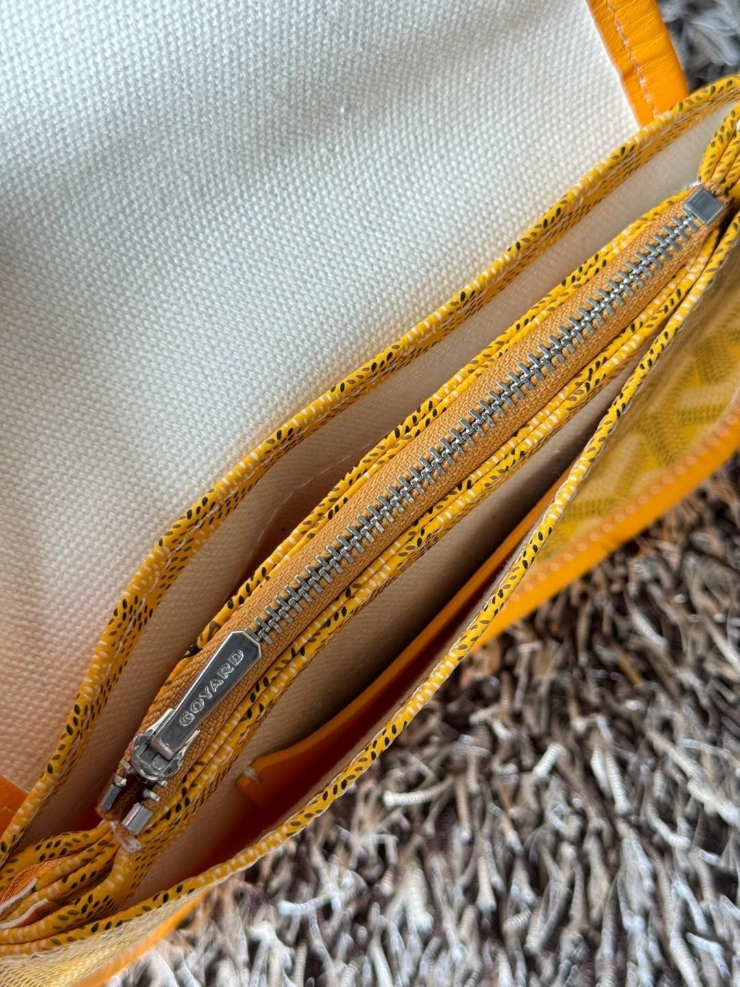 Goyard Plumet Rocket Wallet กระเป๋าสะพายใบเล็กกะทัดรัด ดีไซน์กระเป๋าสตางค์ มีช่องเพียงพอสำหรับใส่ธนบัตร เงินสด เอกสารต่าง ๆ