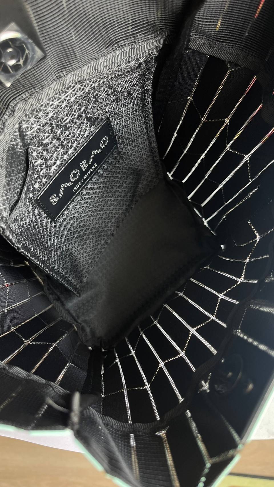 Baobao Issey Miyake Large Bucket กระเป๋าบัคเก็ตขนาดใหญ่สามารถใช้ใส่ร่มพับได้หรือขวดน้ำขนาดเล็กได้ ซีรีย์ใหม่นี้มีจุดเด่นที่แผ่นรูปทรงสี่เหลี่ยมด้านขนานในแนวตั้ง