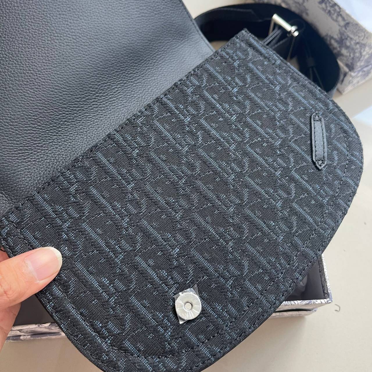 หนังแท้ CHRISTIAN DIOR SADDLE POUCH Black Dior Oblique Jacquard พร้อมส่งที่ไทย กระเป๋า Saddle pouch คู่ใจขนาดกะทัดรัดและเหมาะสำหรับใช้ในชีวิตประจำวัน วัสดุหนังแท้และผ้าแจ็คการ์ดอย่างดีทั้งใบ เกรดออริจินอลหนังแท้ทั้งใบ ภาพสินค้าถ่ายจากงานขายจริง ใช้งานต่าง