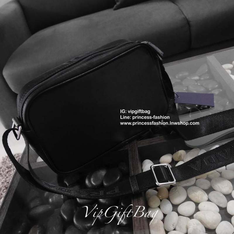 กระเป๋าสะพายข้าง จากแบรนด์ Prada วัสดุทำจากผ้าNylon อย่างหน้า อยู่ทรงสวยเลยคะ ขนาดกะทัดรัด ใส่มือถือ กระเป๋าตังยาว ได้เหลือๆคะ ด้านหน้ามีช่องซิปแยกให้คะ ด้านในบุผ้าลายแบรนด์อย่างดี มีป้ายโลหะแบรนด์ พร้อมช่องใส่ของแยกอีกด้วยคะ อะไหล่เงินทั้งใบ รุ่นนี้แม่ค้