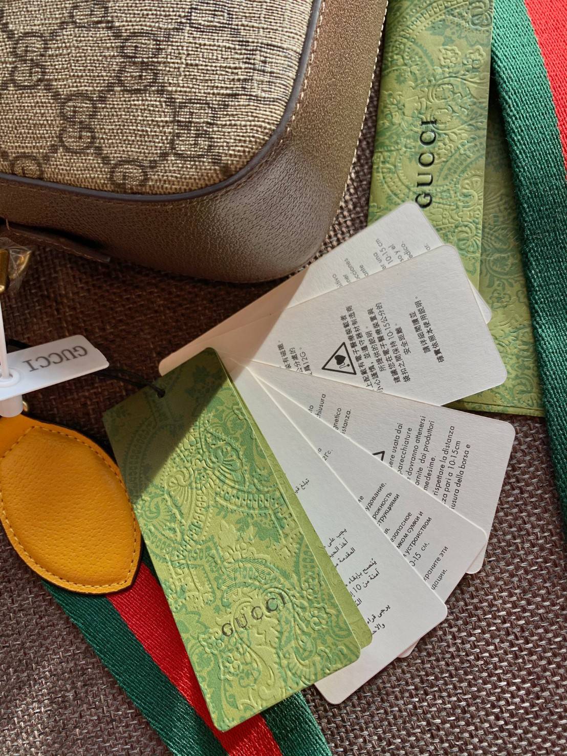 ORI หนังแท้ GUCCI GG SUPREME MESSENGER BAG กระเป๋ารุ่น Unisex ใช้ได้ทั้งหญิงชาย อีกหนึ่งไอเทมที่ต้องมีติดตัวสักใบค่ะ กระเป๋าสะพายข้างหรือครอสบอดี้ร์ งานหนังแกะแท้คุณภาพเกินราคา