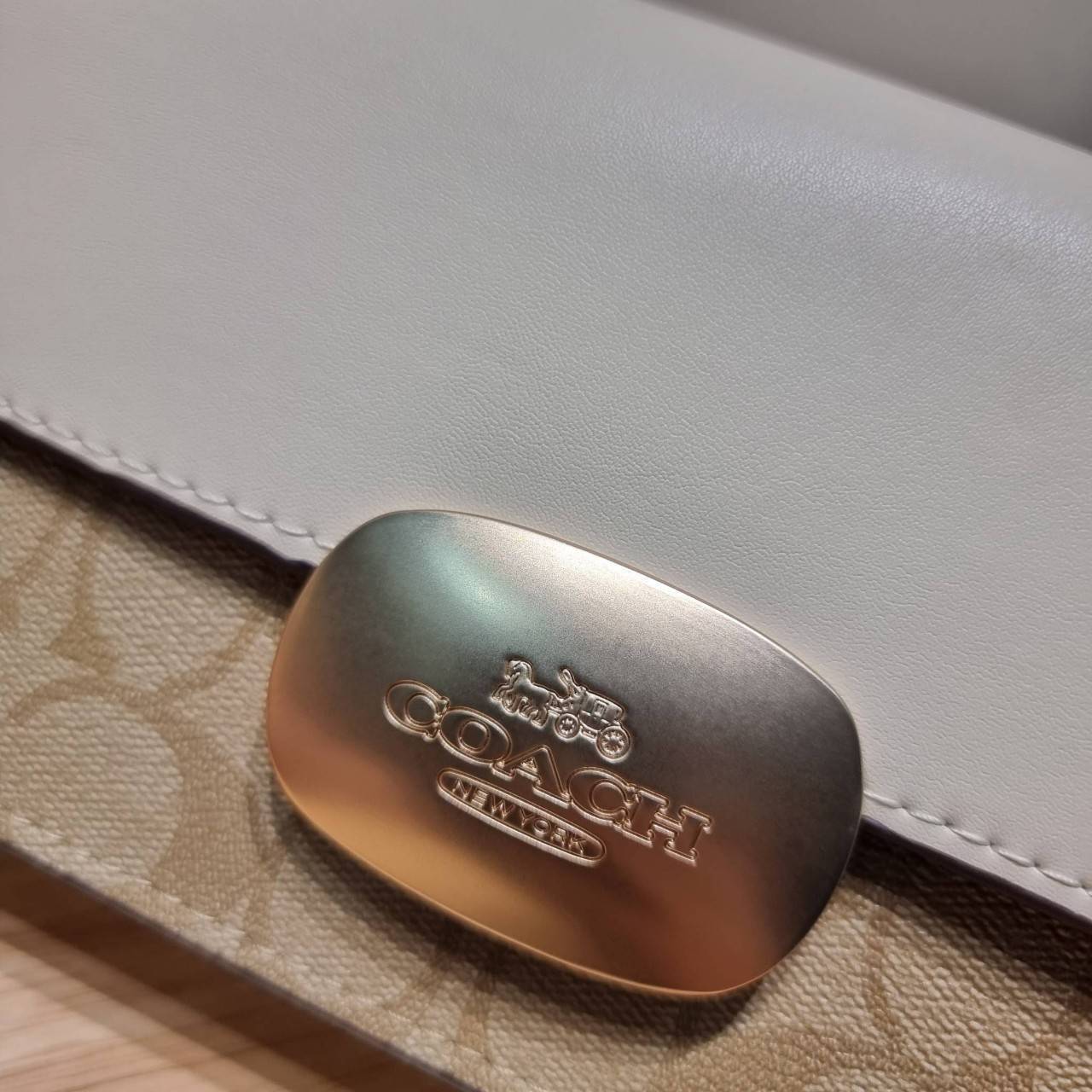 COACH CR528 ELIZA FLAP CROSSBODY IN SIGNATURE CANVAS กระเป๋าสะพายสุดหรู ดีไซน์โลโก้รุ่นใหม่สวยเด่น เกรดท็อปออริ เกรดดีสุด สลับแท้ 1:1