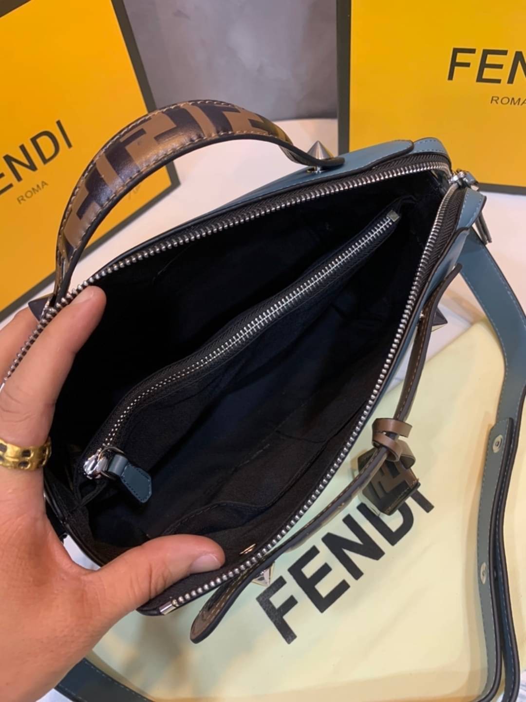 FENDI By The Way tote น้องงกลับมาแล้วว ใครรออยู่ห้ามพลาดจร้าา สวยๆอย่างนี้อดใจยังไงไหว!! กระเป๋ารุ่นที่ไม่ว่าจะใช้แบบหิ้วหรือสะพายข้างก็สวยทุกลุค แถมแมทกับชุดได้ง่าย เหมาะกับทุกๆวัน สินค้าพร้อมส่ง มีจำนวนจำกัด