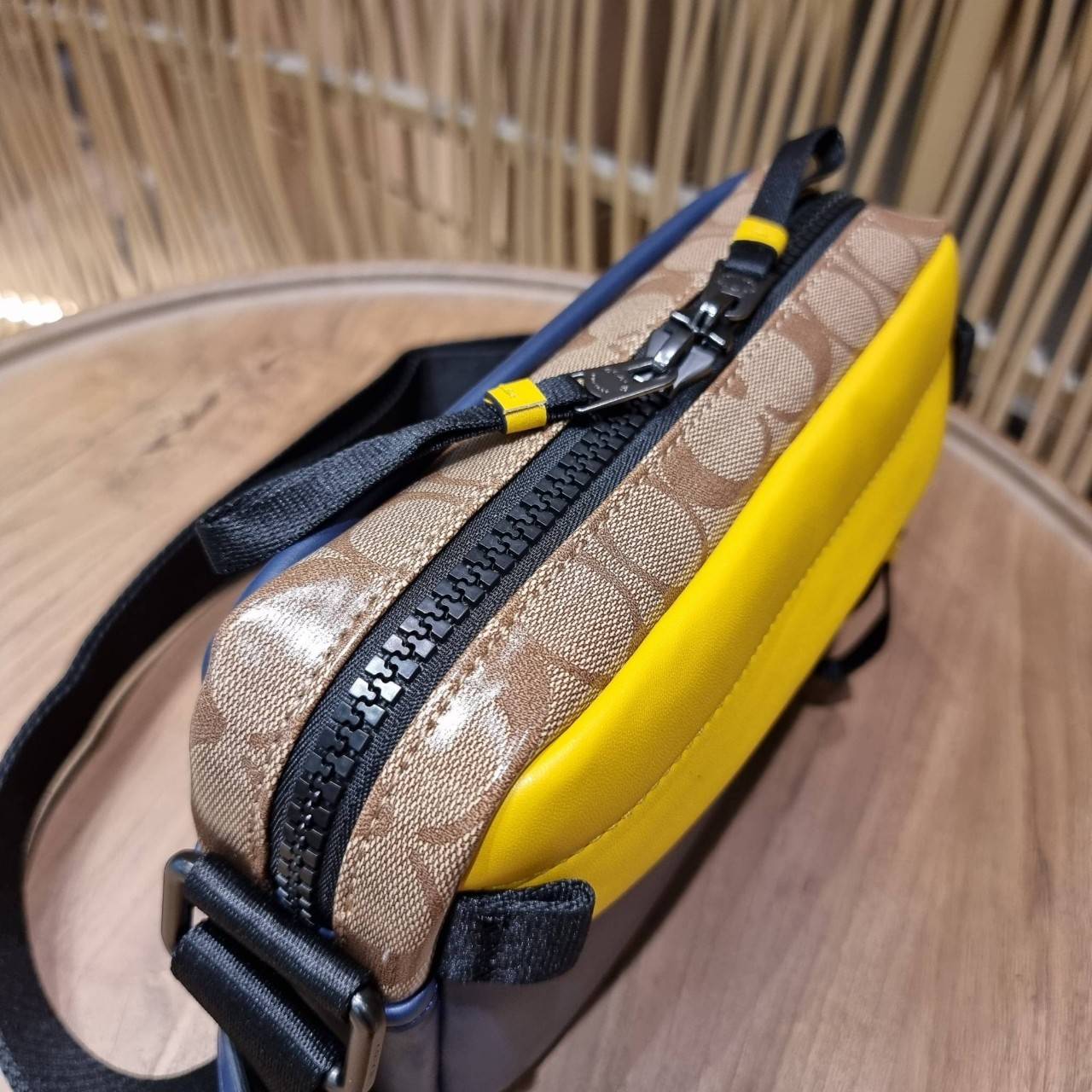 COACH EDGE CROSSBODY WITH CAMO PRINT ((2381, 2373)) ความเท่ never die!! กระเป๋าครอสบอดี้ทรงยอดฮิต ที่หนุ่มๆไม่ควรพลาด รูปทรงดีไซน์คลาสสิค ใช้งานง่าย วัสดุหนังแท้ตกแต่งตาข่ายพร้อมลายพริ้นท์ด้านหน้า สุดคูล!! ตัวกระเป๋ามีซิปหลัก และซิปด้านหน้า พร้อมช่องแยกด้