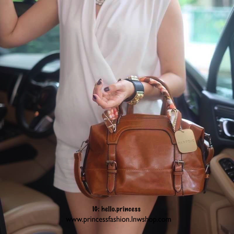 รุ่นขายดีเข้าเพิ่มค่า กระเป๋าทรงสวย จากแบรน Parfois ใช้ได้ทุกโอกาส ตัวกระเป๋า จุของคุ้ม น้ำหนักเบา หนังนิ่ม ขนาด 39x25x16 cm. สายยาว 40 cm. ปรับได้ ข้างละ 2 ทรงนี้ เป็นทรงที่ใช้งานง่าย ใช้ได้ทุกโอกาสจริงๆคะ ดีงามที่สุด ภายในกระเป๋า มีช่องแบ่งเก็บ ถึง 3 ช่