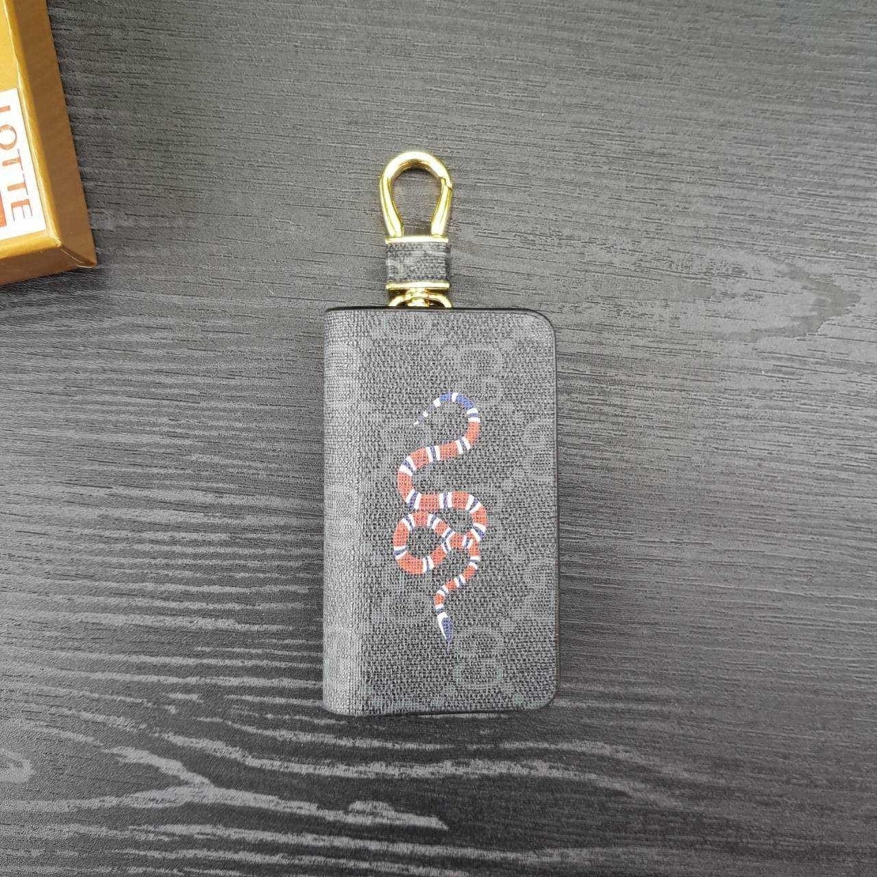 GUCCI Keychain กระเป๋าพวงกุญแจสุดหรูหรา ที่จะทำให้การหากุญแจรถยนต์ของคุณเป็นเรื่องง่าย ขนาดกระทัดรัด หยิบจับง่าย