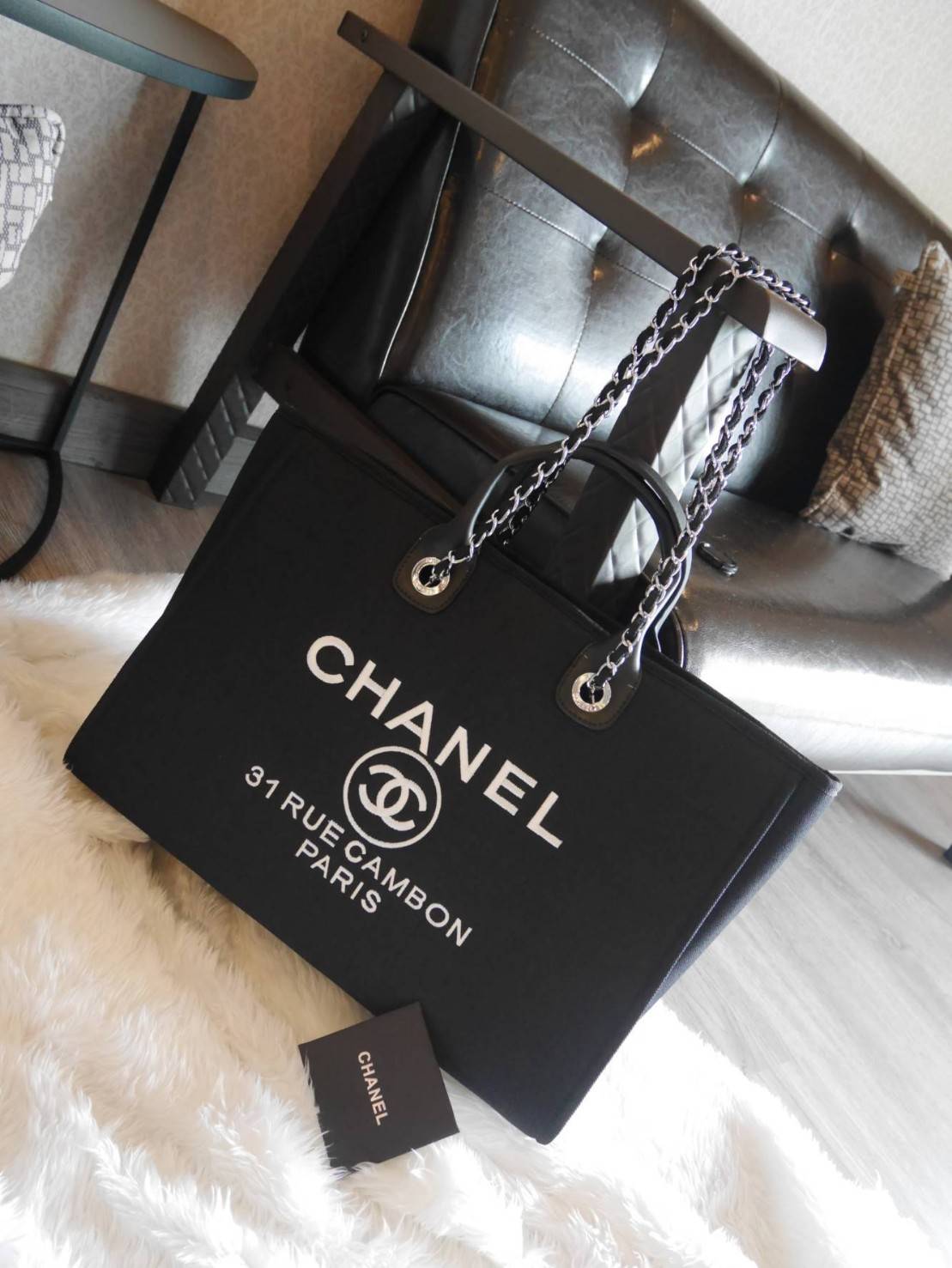 รุ่นที่สาวๆรอคอย Chanel tote canvas bag จากงานพรีเมี่ยม VIP GIFT รุ่นดังเลยค้า Size ใหญ่อลัง บอกเลยว่า **งานดีที่สุด ตัวกระเป๋า กระเป๋าผ้าเป็นผ้า canvas เนื้อดีสมราคา สัมผัส นุ่มลื่นมือมากกกก อะไหล่เงินปั้มแบรนด์แท้ทั้งใบ ด้านหน้าปัก logo แบรนด์สุดหรู จุข
