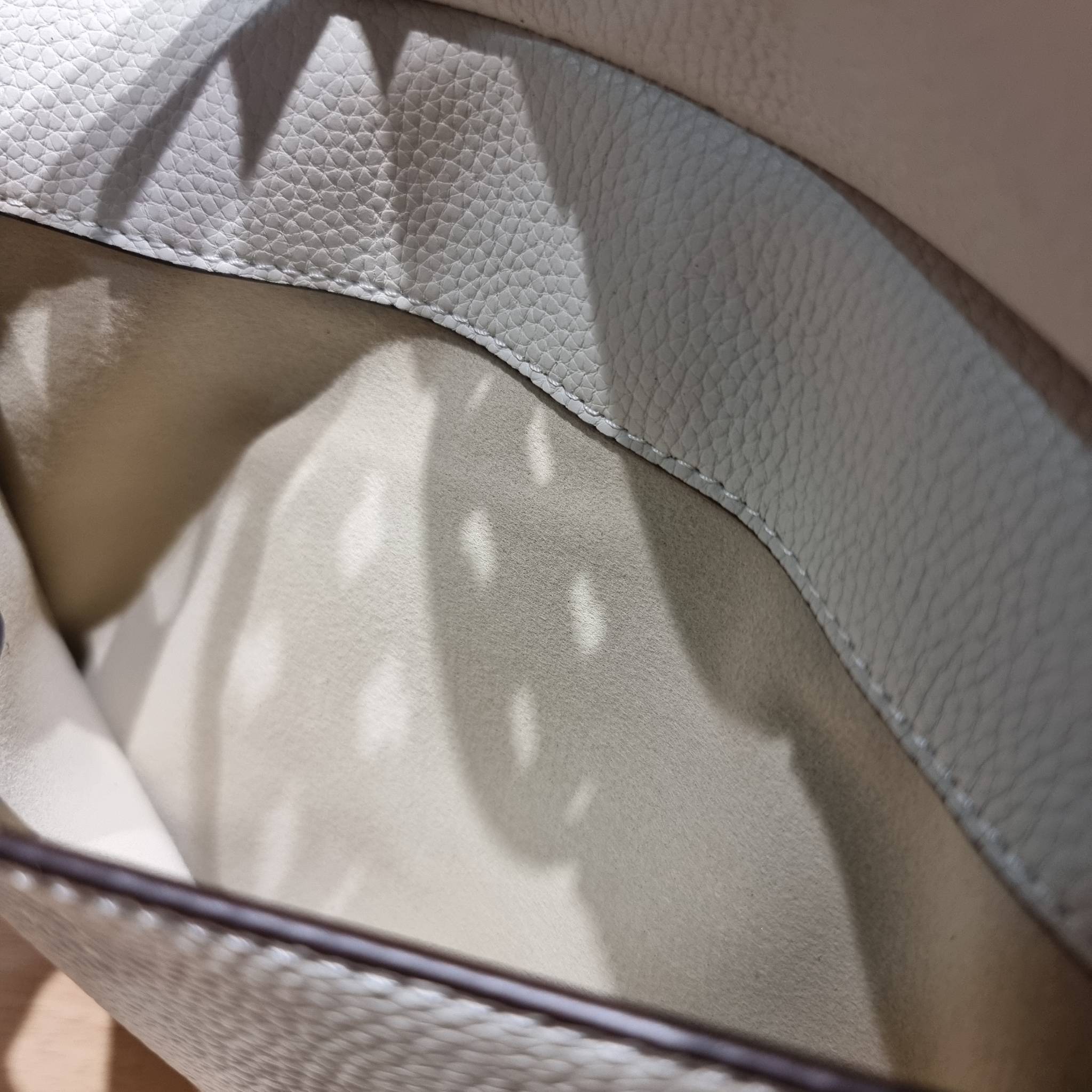 TORY BURCH MILLER TOP HANDLE SATCHEL ใหม่ล่าสุด กับกระเป๋าสะพายรุ่นยอดนิยม ที่มาในดีไซน์ top handle ให้สะดวกใช้ได้มากขึ้นด้วยหูจับในตัว โดดเด่นด้วยโลโก้สีทอง ด้านหน้าและด้านหลังมีช่องเปิดเก็บของได้