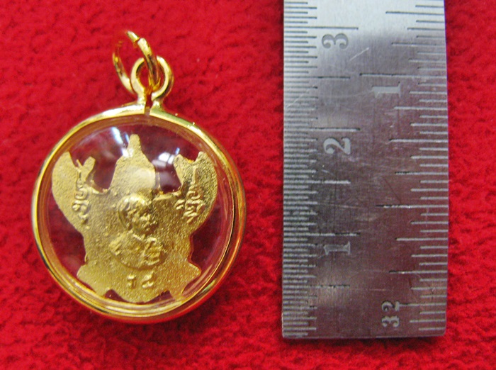 สินค้าหมดค่ะ จี้พญาครุฑหลังเสด็จพ่อร.5องค์เล็กเนื้อทองเลี่ยมกรอบเล็กทรงกลมทองไมครอนพร้อมใบคาถาค่ะ