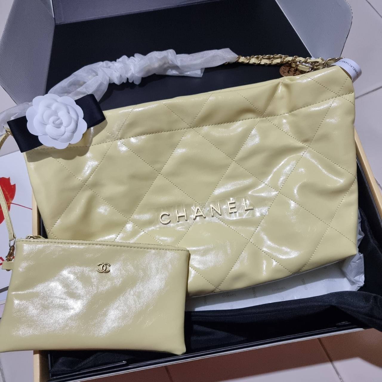 Chanel 22 horizontal bag แรงเกินต้านที่สุดกับไอเท็มนี้ ที่สาวๆหรือใครๆก็ต้องมี มาในไซส์ใหญ่ รูปทรงใช้ง่ายขึ้น แต่ยังจุได้หนักๆเหมือนเดิม ดูหรูหรา เกินเรื่องที่สุด