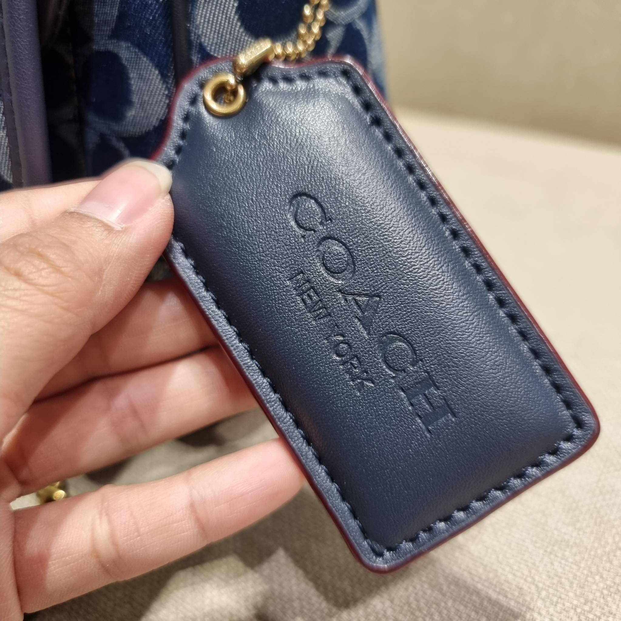 COACH CA104 PILLOW MADISON SHOULDER BAG IN SIGNATURE DENIM WITH QUILTING หรูหราที่หนึ่งต้องยกให้เลย กับไอเท็มนี้ กระเป๋าสะพายดีไซน์สุดล้ำ เดินเส้นสวยคม วัสดุผ้าเดนิม สวยเฉียบ ดูแพง เปิด-ปิดด้วยตัวบิดล็อค ใช้งานสะดวก ด้านหลังมีช่องเก็บของจุกจิกได้ ภายในแบ่