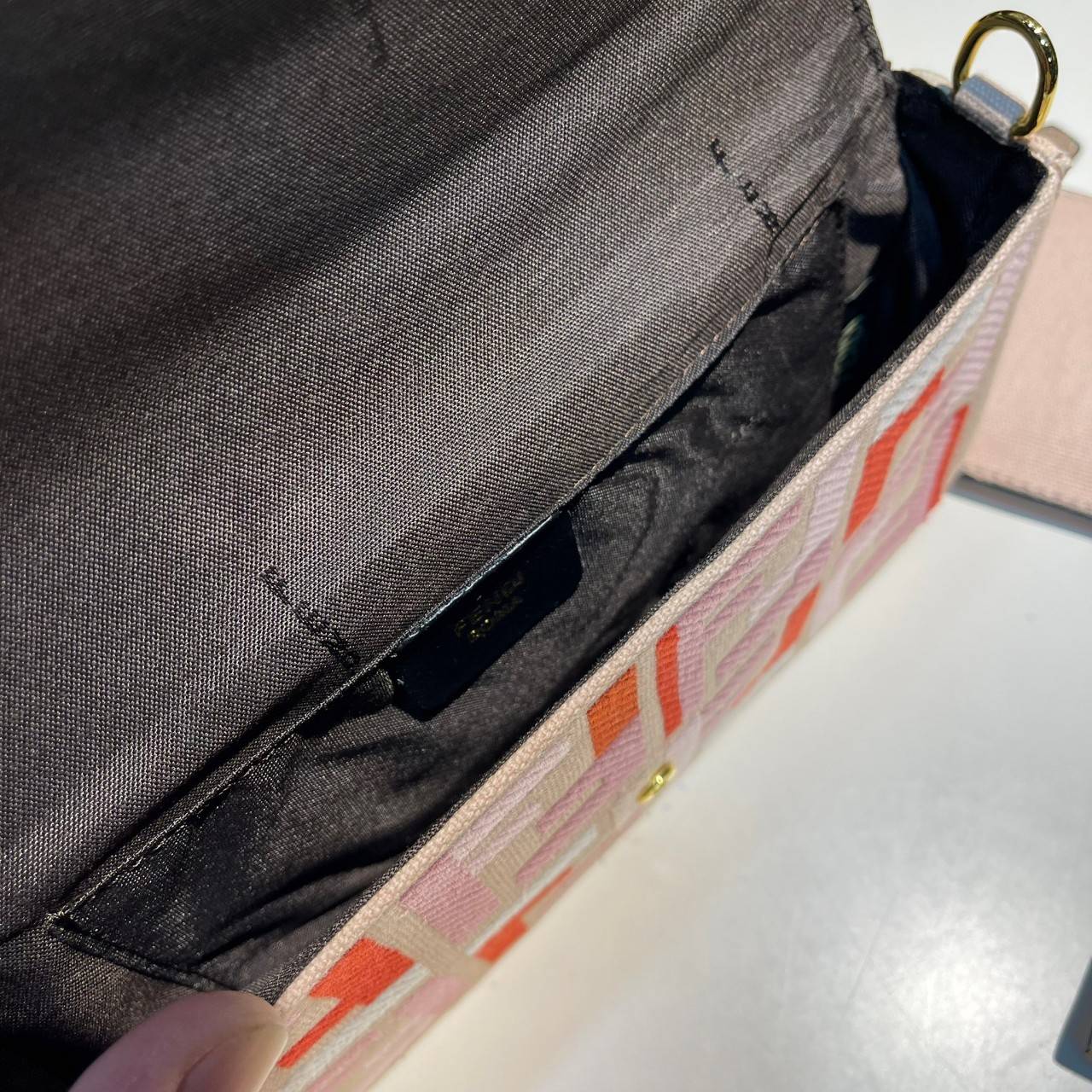 หนังแท้ Fendi Wallet On Chain With Pouches leather mini-bag กระเป๋าสะพายข้างทรงเหลี่ยมตกแต่งด้วยโลโก้ Fendi กระดุมแป๊ก มาพร้อมกระเป๋าด้านในแบบถอดได้ถึง 2ใบ สุดคุ้ม พร้อมสายโซ่และสายสปอร์ตถอดออกได้ ไอเท็มนี้ไม่ควรพลาดเลยค่าา