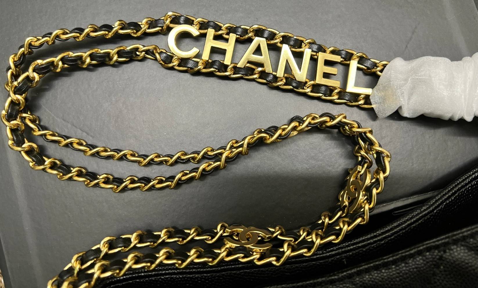 CHANEL กระเป๋าหิ้วหรือสะพายไหล่ หนังแท้ลสบคาเวียร์สวยงามมากๆ 🌟โดดเด่นด้วยสายของกระเป๋ามีโลโก้แบรนด์ประดับ หรูมากๆค่ะ เปิด-ปิดกระเป๋าแบบหมุนล็อค ภายในใส่กระเป๋าเงินใบกลาง;มือถือได้ทุกรุ่น;ของจำเป็นจุกจิกอื่นๆได้หลายอย่าง มีช่องเล็กให้ใส่ของจุกจิกนะ