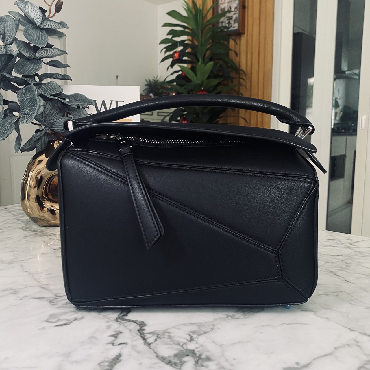 LOEWE Puzzle bag in smooth leather กระเป๋าสะพายทรงกล่องเรียบแต่หรูคูลและเท่ห์ สุดยอดแบรนด์ที่ดีไซน์เป็นเอกลักษณ์ โดดเด่น สไตล์พัซเซิล ใช้ได้ทั้งชายหญิง