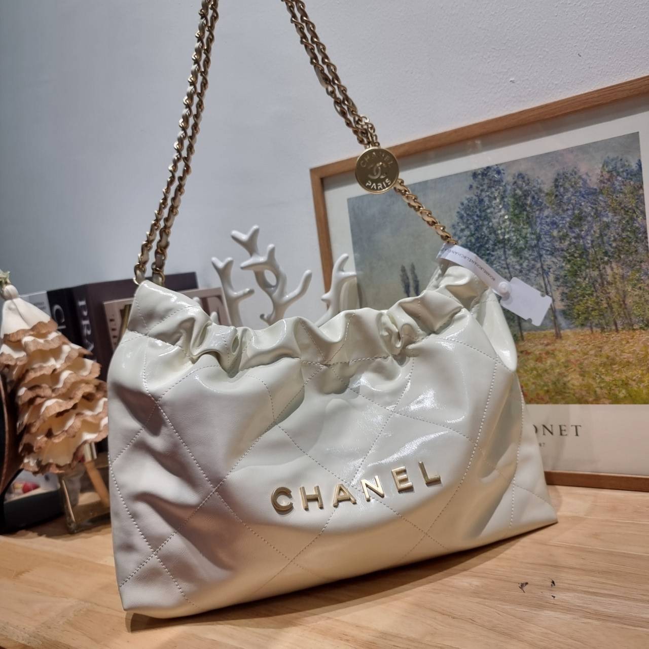 Chanel 22 horizontal bag แรงเกินต้านที่สุดกับไอเท็มนี้ ที่สาวๆหรือใครๆก็ต้องมี มาในไซส์ใหญ่ รูปทรงใช้ง่ายขึ้น แต่ยังจุได้หนักๆเหมือนเดิม ดูหรูหรา เกินเรื่องที่สุด