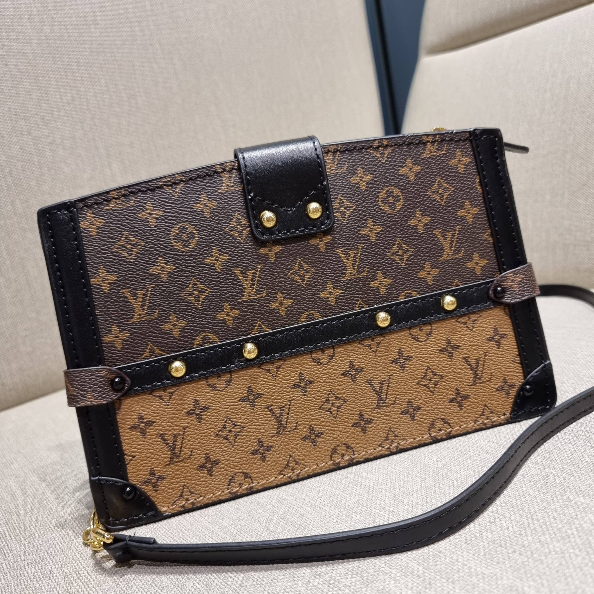 LOUIS VUITTON TRUNK CLUTCH Monogram / LV TRUNK CLUTCH กระเป๋าสะพายกึ่งคลัทช์ ทรงสวย ที่สาวๆเรียกร้อง วัสดุหนังแคนวาส ดีไซน์ทุกอย่างได้ลงตัว หรูหรา ปากกระเป๋ามีสายคาดล็อค และช่องซิปปิด ภายในแบ่งสัดส่วนไว้ดีมากๆ มาพร้อมสายสะพายโซ่สลับหนัง ที่ถอดออกได้ พกเป็