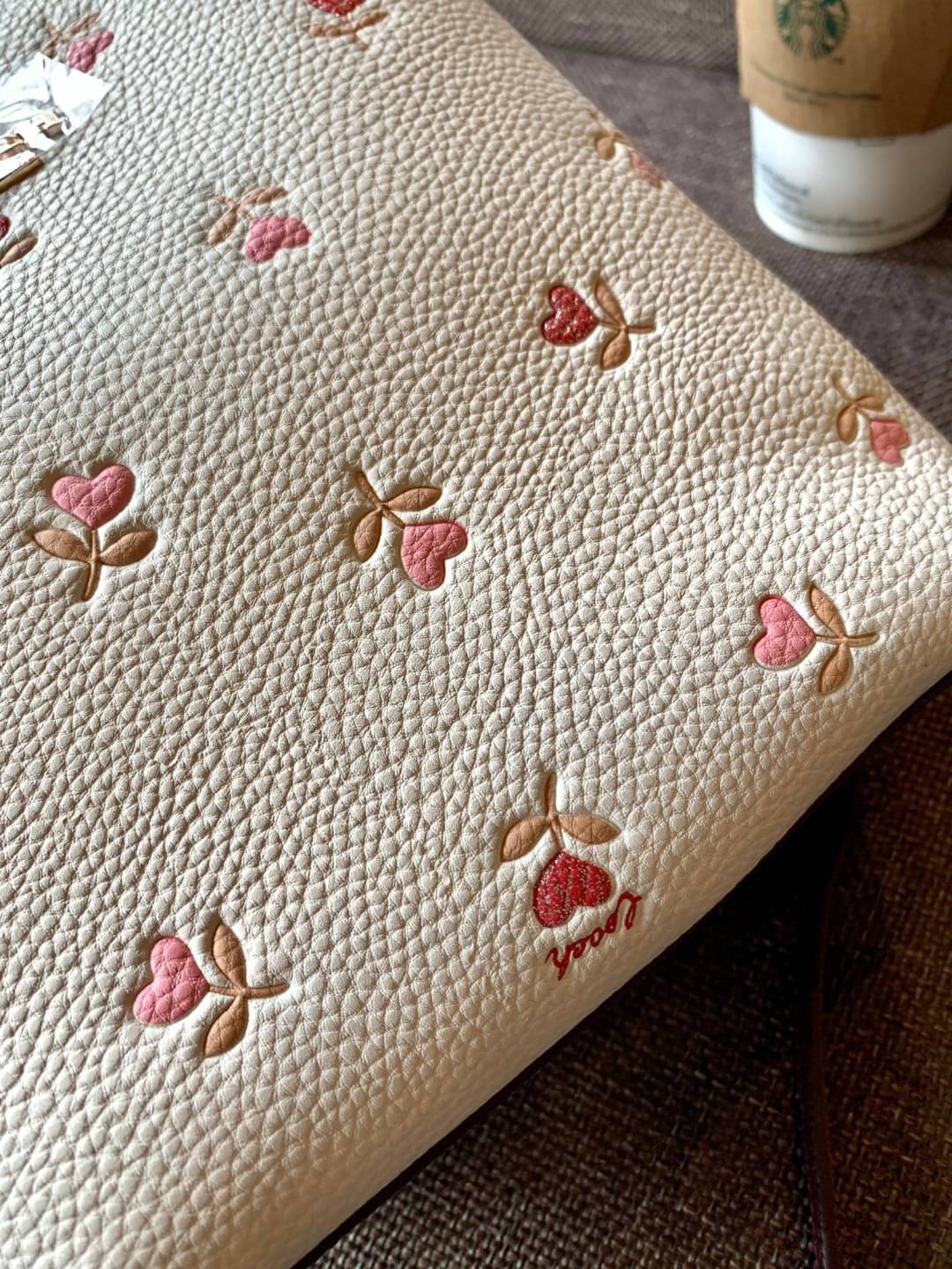 COACH SMALL TOWN BUCKET BAG WITH HEART FLORAL PRINT ((C2811)) 💐พร้อมส่งสินค้าห้ามพลาดค่ะ! กระเป๋าหิ้ว//คล้องไหล่//สะพายครอสบอดี้ร์ได้ ใบเดียวเอาอยู่จร้า😘 หนังแท้โดดเด่นด้วยดอกหัวใจนูนสลับวิ้งๆ ได้สวยงามน่ารักมากๆค่ะ