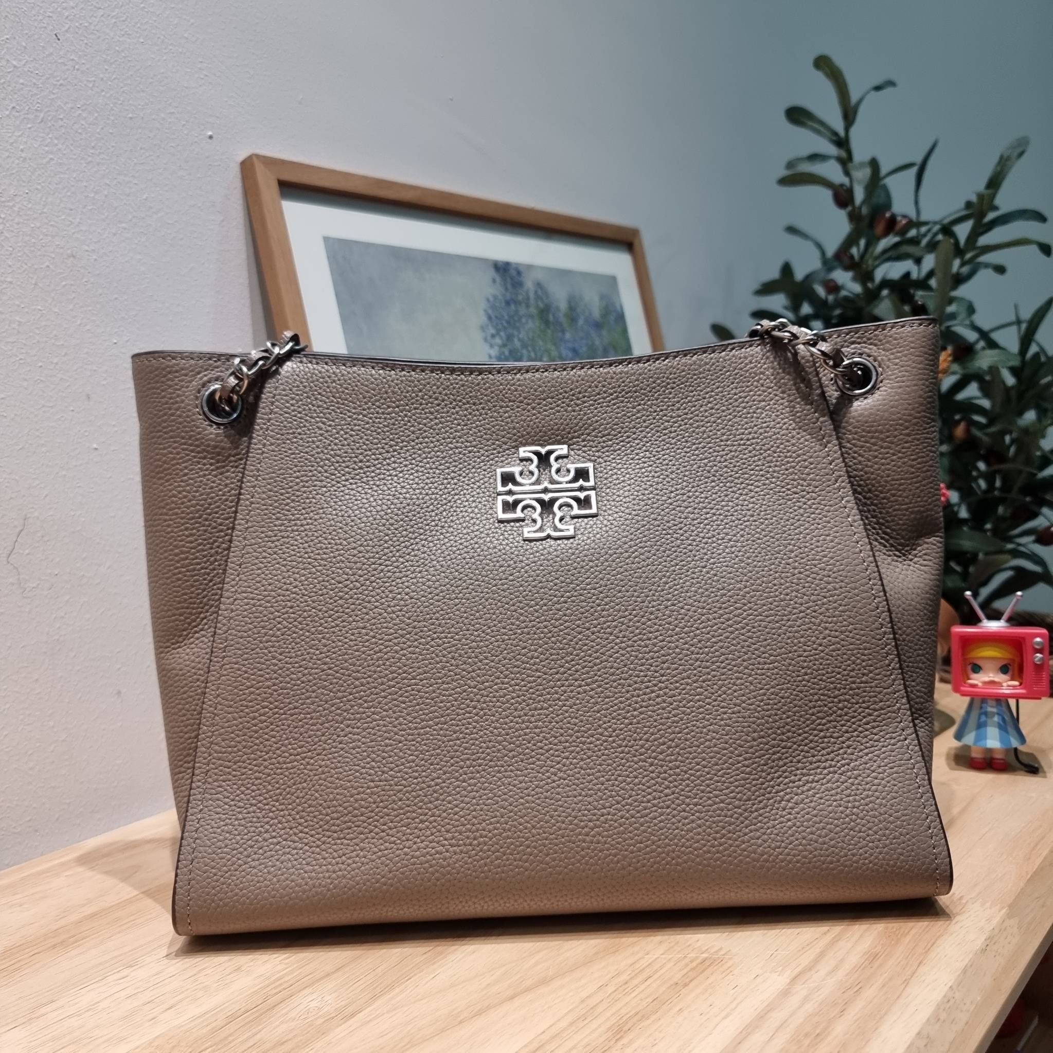 TORY BURCH BRITTEN SMALL SLOUCHY TOTE / TORY TOTE BAG / TORY BAG พร้อมส่ง กระเป๋าสะพายตัวแม่ รุ่น top ที่สวยดูแพง ใช้งานสะดวกมาก ดีไซน์ออกมาได้เรียบหรู ผู้ดี