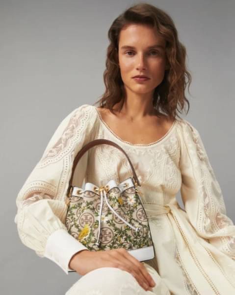 ของแท้ 💯% 】shop Medium : Tory burch t monogram jacquard embroidered bucket รุ่นใหม่ล่าสุดจาก TORY BURCH ครั้งแรกกับโมโนแกรม ที่ได้รับแรงบันดาลใจมาจากโลโก้สุดคลาสสิก