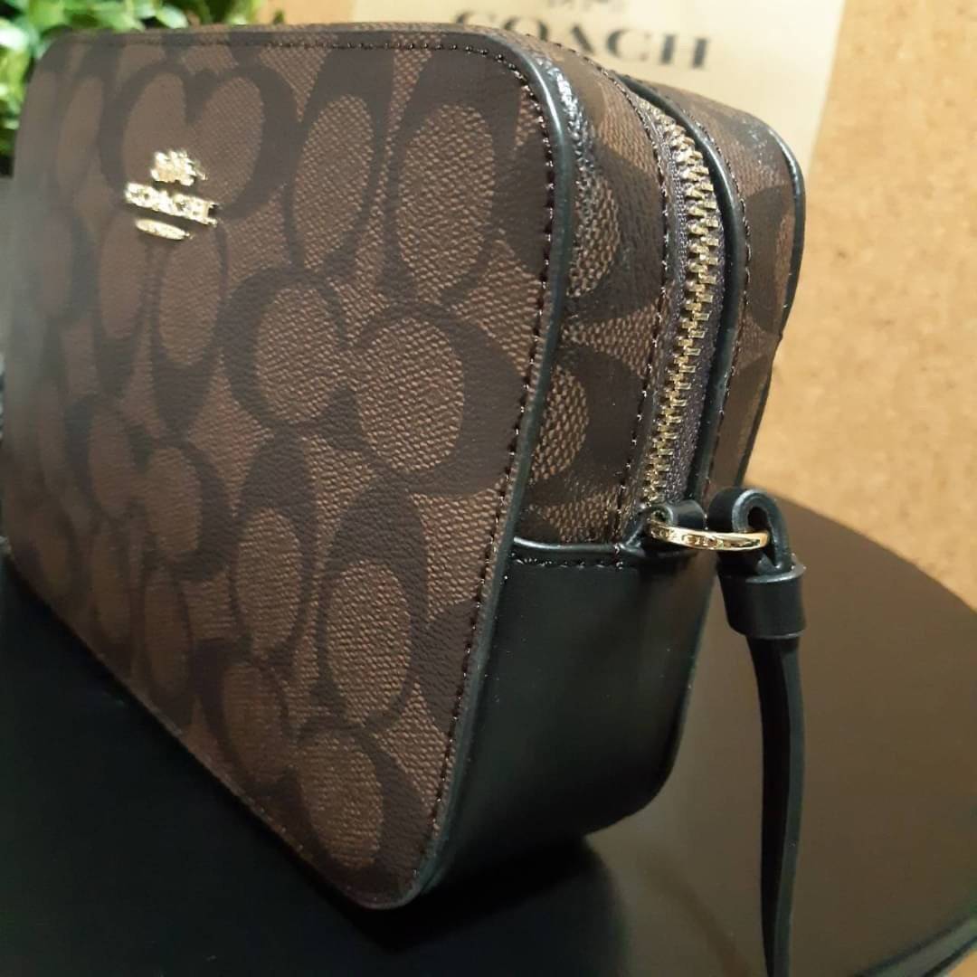COACH 91677 MINI CAMERA BAG IN SIGNATURE CANVAS ขายดีที่สุด!! กระเป๋าสะพายข้างไซส์มินิ คลาสสิคอยู่ทรง อะไหล่ทองตัดดูหรู วัสดุหนังแคนวาสเคลือบลาย เปิด-ปิดด้วยซิป สายสะพายปรับได้ตามตัว ใบนี้แมทช์ได้ทุกลุค ใช้เป็น everyday bag ได้สบายๆเลยจ้า