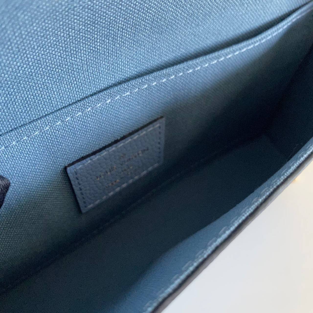 พรีเมี่ยมกิ๊ฟแท้ 100% 】หนังแท้ Louis Vuitton crossbody bag 3in1 กระเป๋าสะพายทรงน่ารัก มีใบเล็กมาให้อีกสองใบ ใส่การ์ด ใบเหรียญ ใส่แบงค์ได้เยอะ ใส่iPhone pro max ได้สบาย